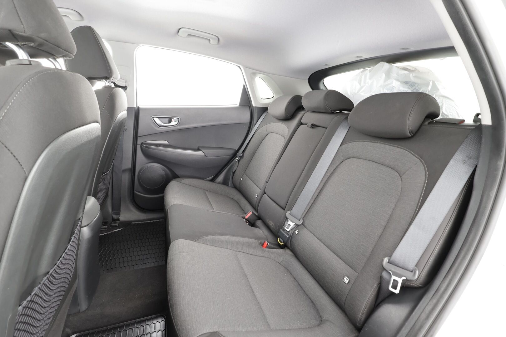 Hyundai KONA 2023 electric 64 kWh 204 hv Comfort MY21 * ACC / ILP / P.kamera / Digimittaristo / Ratinlämmitin / Keyless / LED * - 1.Om Suomi-auto / Akku kuntotarkastettu SoH 95,6% / Kahdet renkaat aluvanteilla / Merkkihuollettu