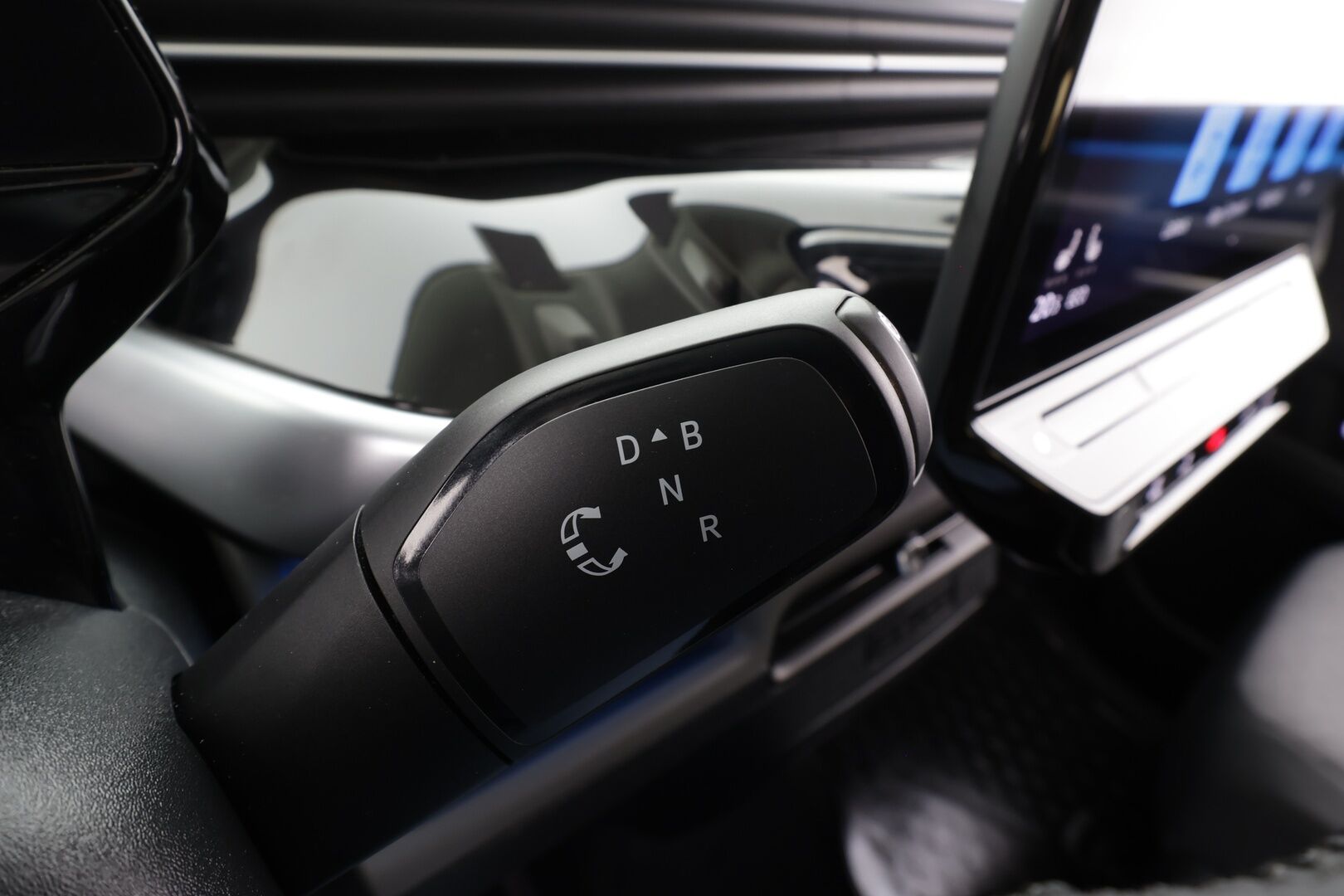 Volkswagen ID. Buzz 2023 Pro Business 77kWh * Koukku / ACC / LED / 360° Kamera / Kaistavahti / Navi / Keyless * - Suomi-auto / Kahdet renkaat / Merkkihuollot