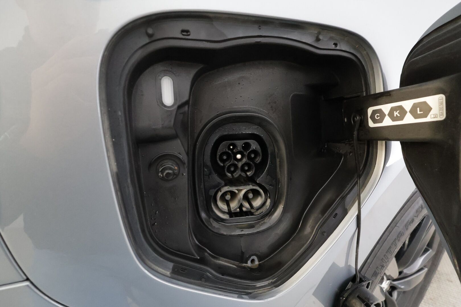 Volkswagen ID. Buzz 2023 Pro Business 77kWh * Koukku / ACC / LED / 360° Kamera / Kaistavahti / Navi / Keyless * - Suomi-auto / Kahdet renkaat / Merkkihuollot