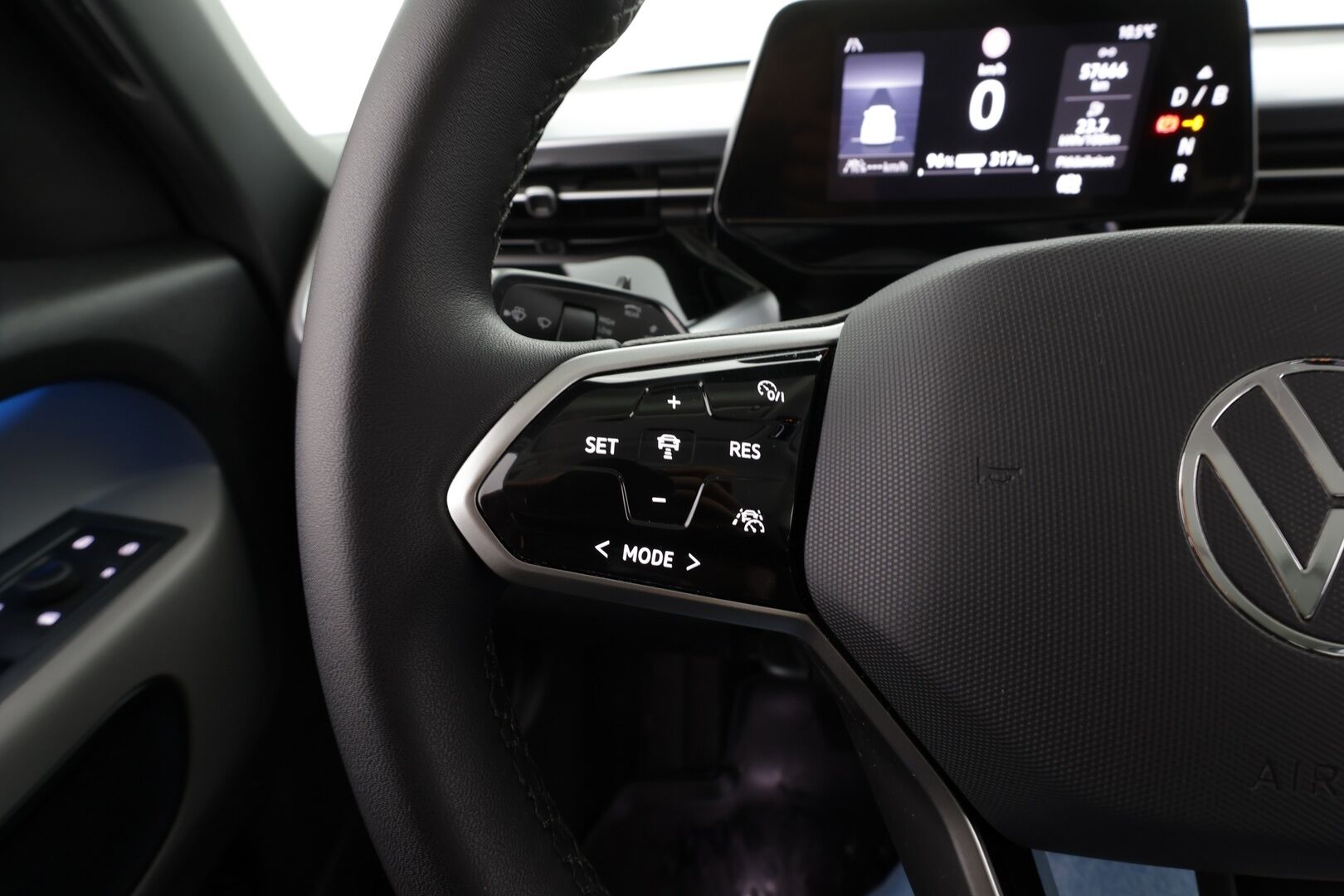 Volkswagen ID. Buzz 2023 Pro Business 77kWh * Koukku / ACC / LED / 360° Kamera / Kaistavahti / Navi / Keyless * - Suomi-auto / Kahdet renkaat / Merkkihuollot