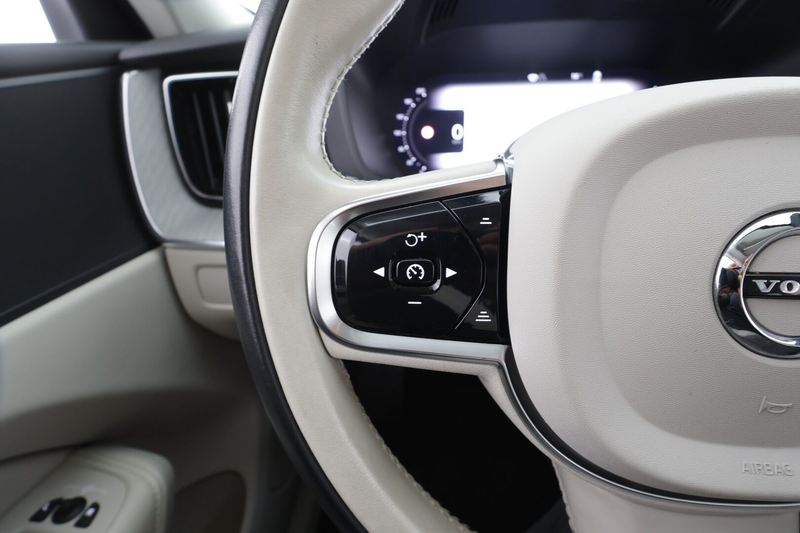 Volvo XC60 2023 T8 AWD Long Range High Performance Plus Bright aut - HUD | Pilot assist | Koukku | P-kamera | Muistipenkki | Panorama | Merkkihuollot | Full-LED | 