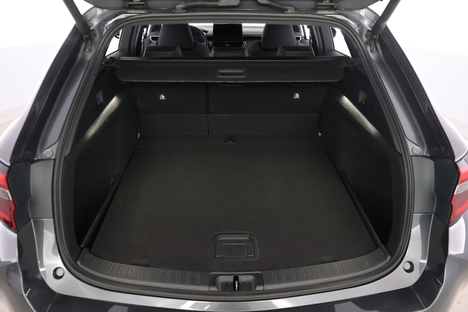 Toyota Corolla 2023 Touring Sports 1,8 Hybrid Launch Edition ** 2.om Suomi-auto / Navigointi / ACC / Facelift / P.kamera / Puolnahkasisus ** - Upeassa kunnossa oleva Suomi-auto suoraan toiselta omistajalta! / Takuu voimassa! - HULLUT AVAJAISHULINAT KORKOTARJOUS 3,29 %