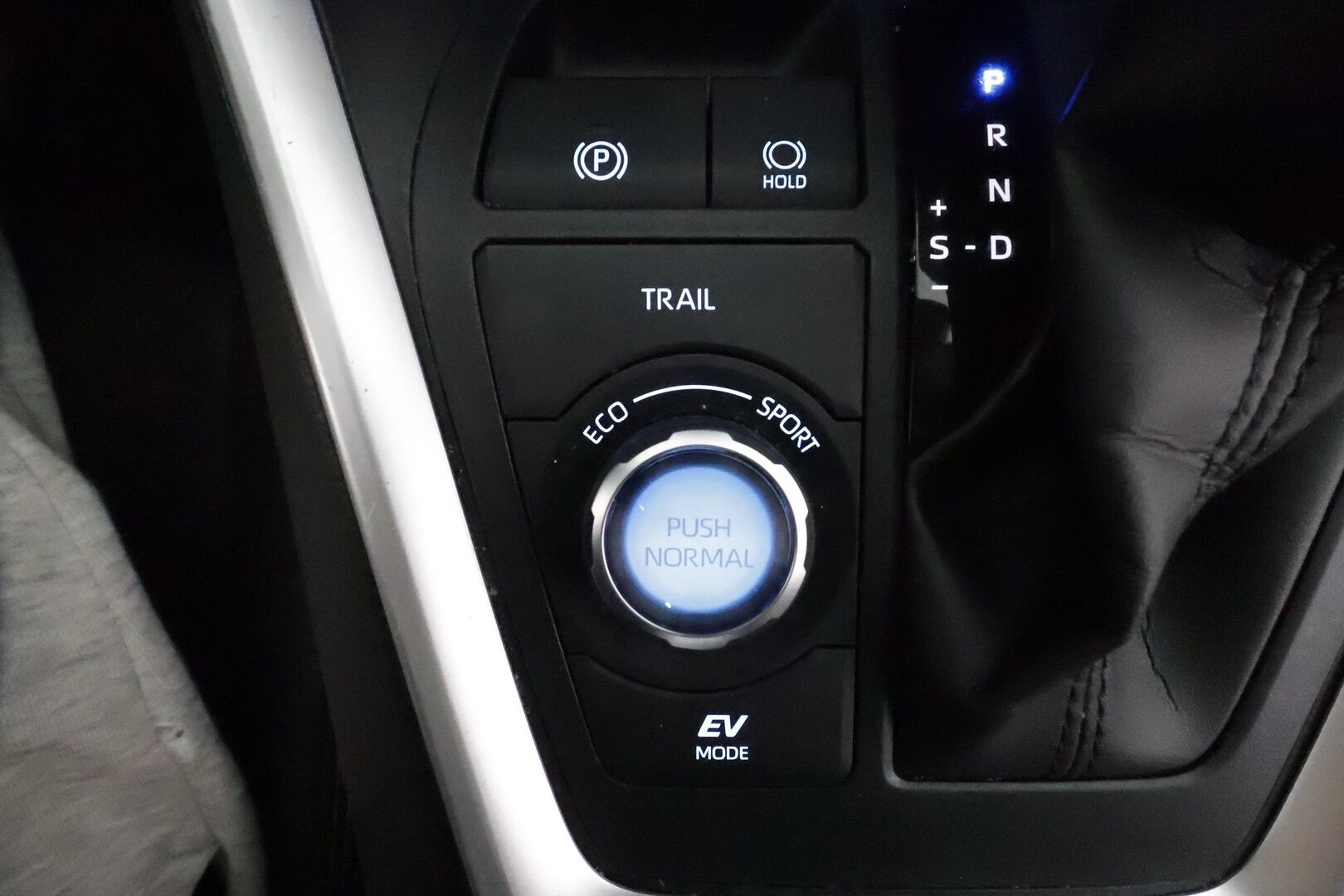 Toyota RAV4 2022 Hybrid AWD-i Executive Premium **Facelift / Muistipenkki / Mustat nahat / ACC / P.kamera / LED / ** - Kahdet renkaat aluvanteilla