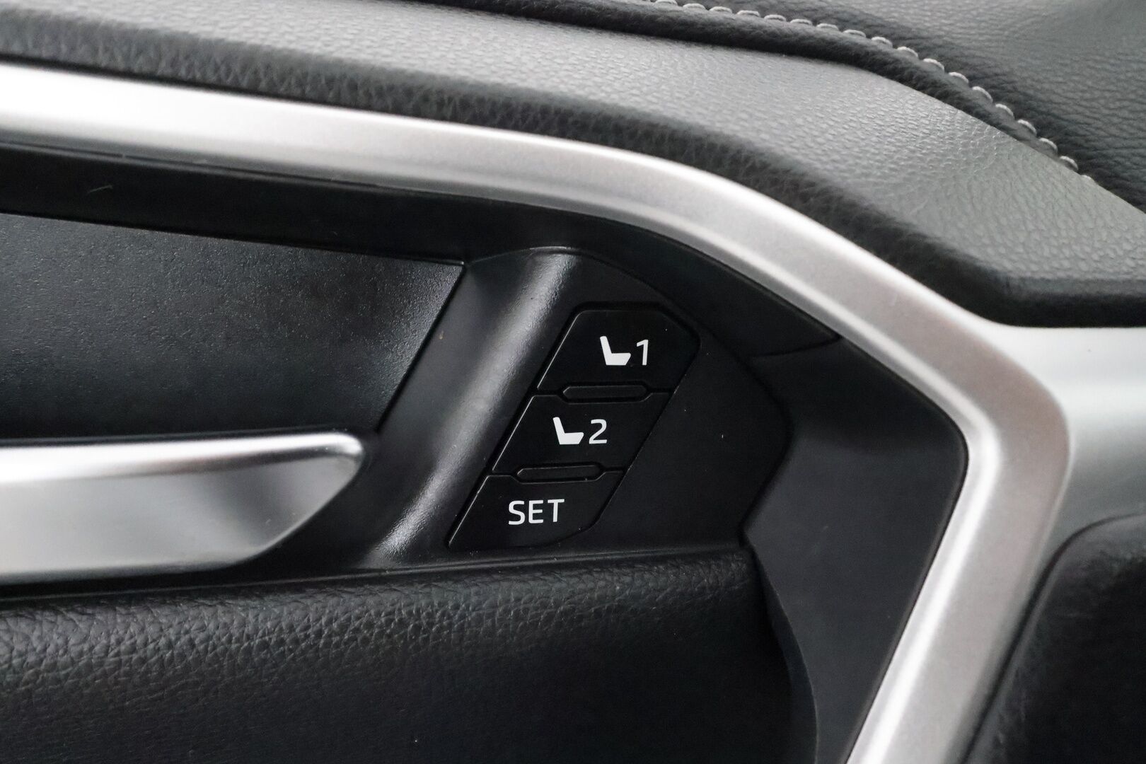 Toyota RAV4 2022 Hybrid AWD-i Executive Premium **Facelift / Muistipenkki / Mustat nahat / ACC / P.kamera / LED / ** - Kahdet renkaat aluvanteilla