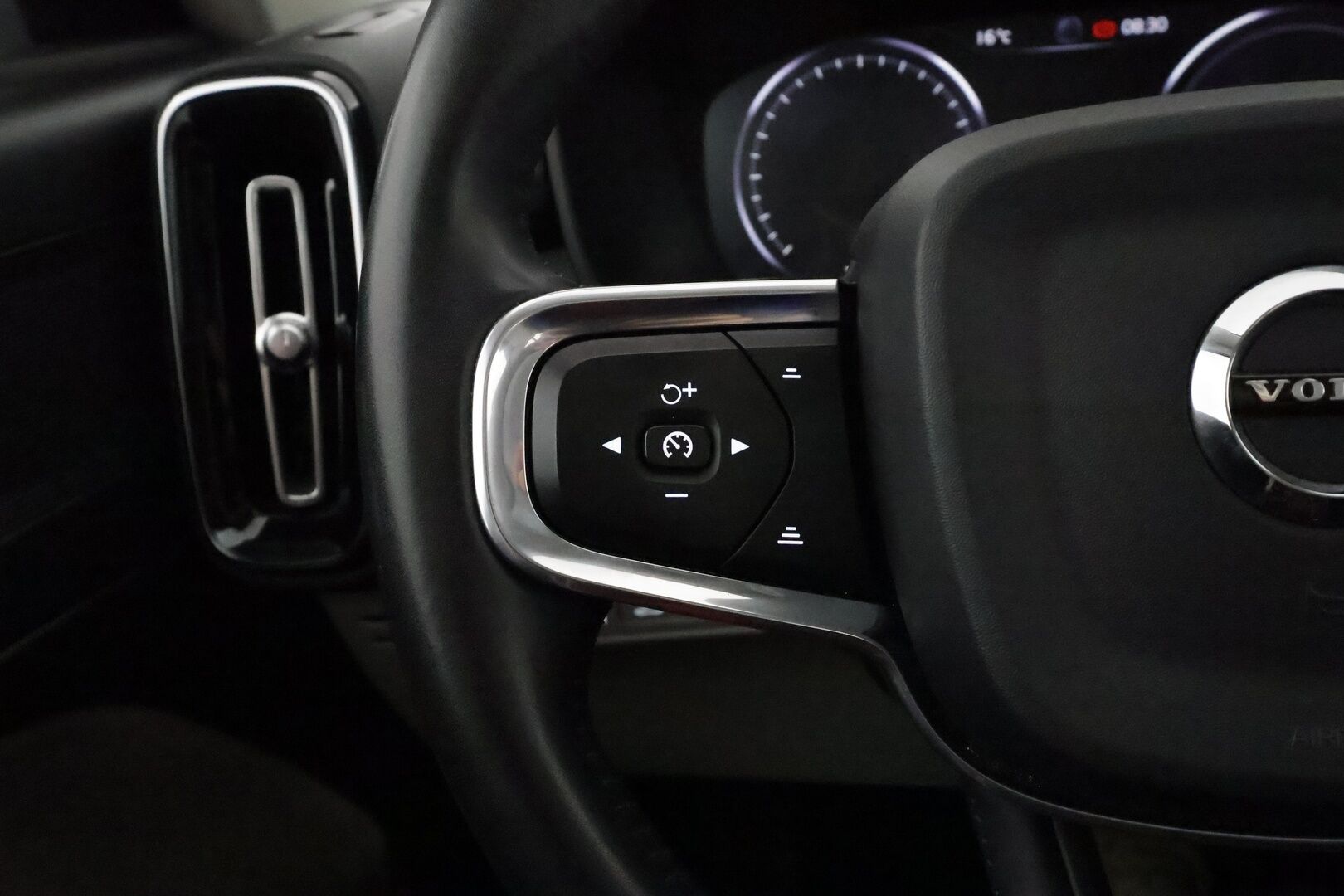 Volvo XC40 2021 T5 TwE Inscription aut ** Pa-lisälämmitin / Adapt.vakkari / Panorama / Nahkasisusta / Apple&Android / Bliss / Keyless - Digimittaristo / 2x Renkaat / Ambient Light / Peruutuskamera 