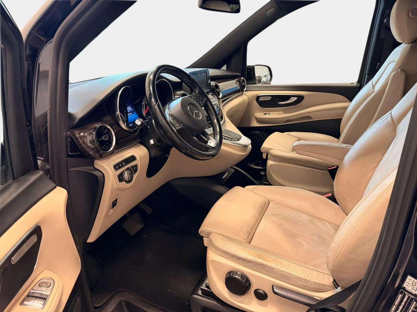 Mercedes-Benz V 2023 220 d 4Matic pitkä A3 A Avantgarde - | 1-Om Suomi-Auto | 8 Paikkainen | ALV | Webasto | 360 Kamera | Sähköovet | Merkkihuollot | Nahkasisusta | Vakkari | ILS LED | 2X Renkaat & Vanteet |
