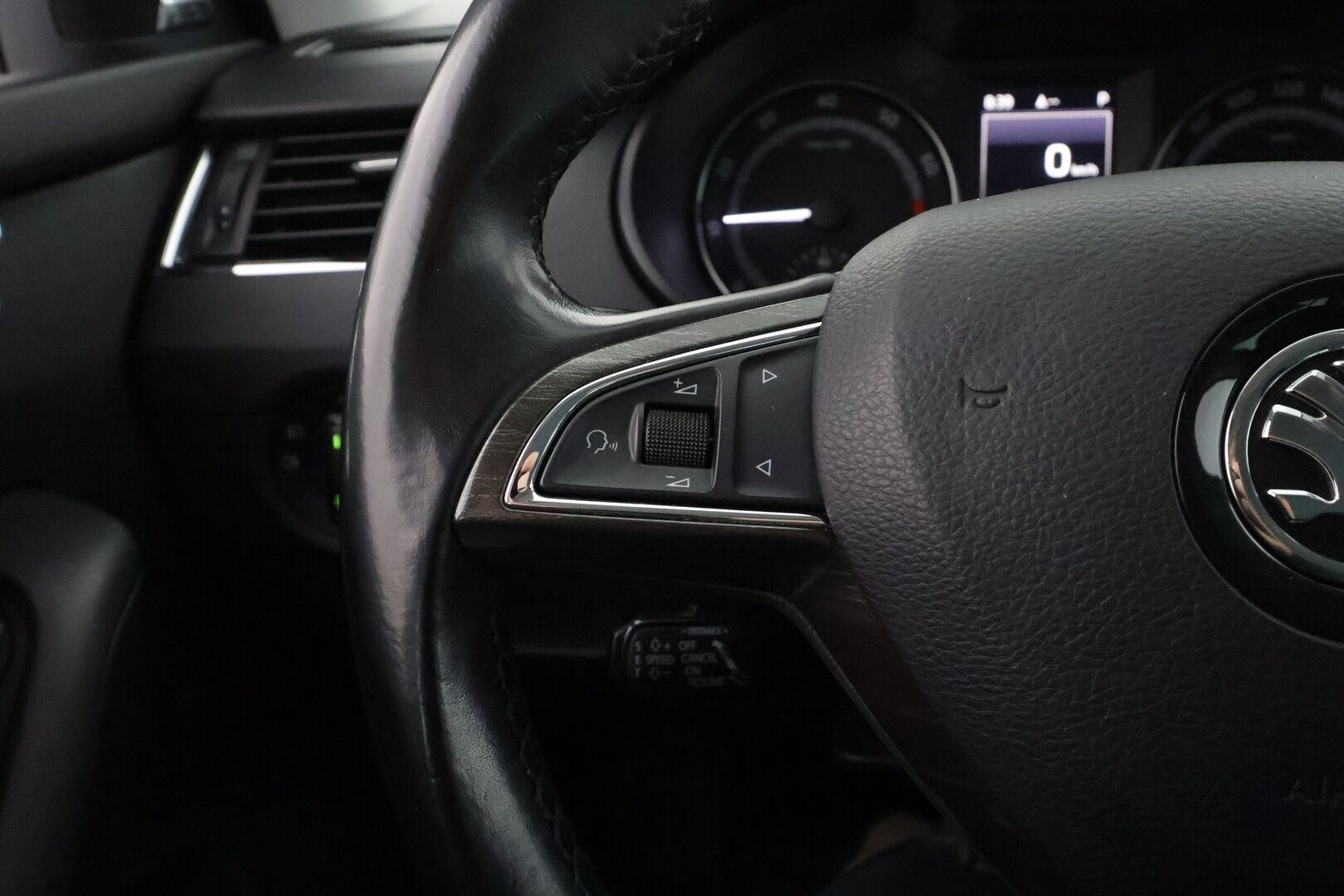 Skoda Octavia 2017 Combi 1,8 TSI 4x4 Scout DSG Autom. - | ACC | Webasto | Koukku | Xenon | Muistipenkki | Canton | P.Kamera | Puolinahat | Keyless | Apple&Android | Merkkihuollettu | Kahdet Renkaat |