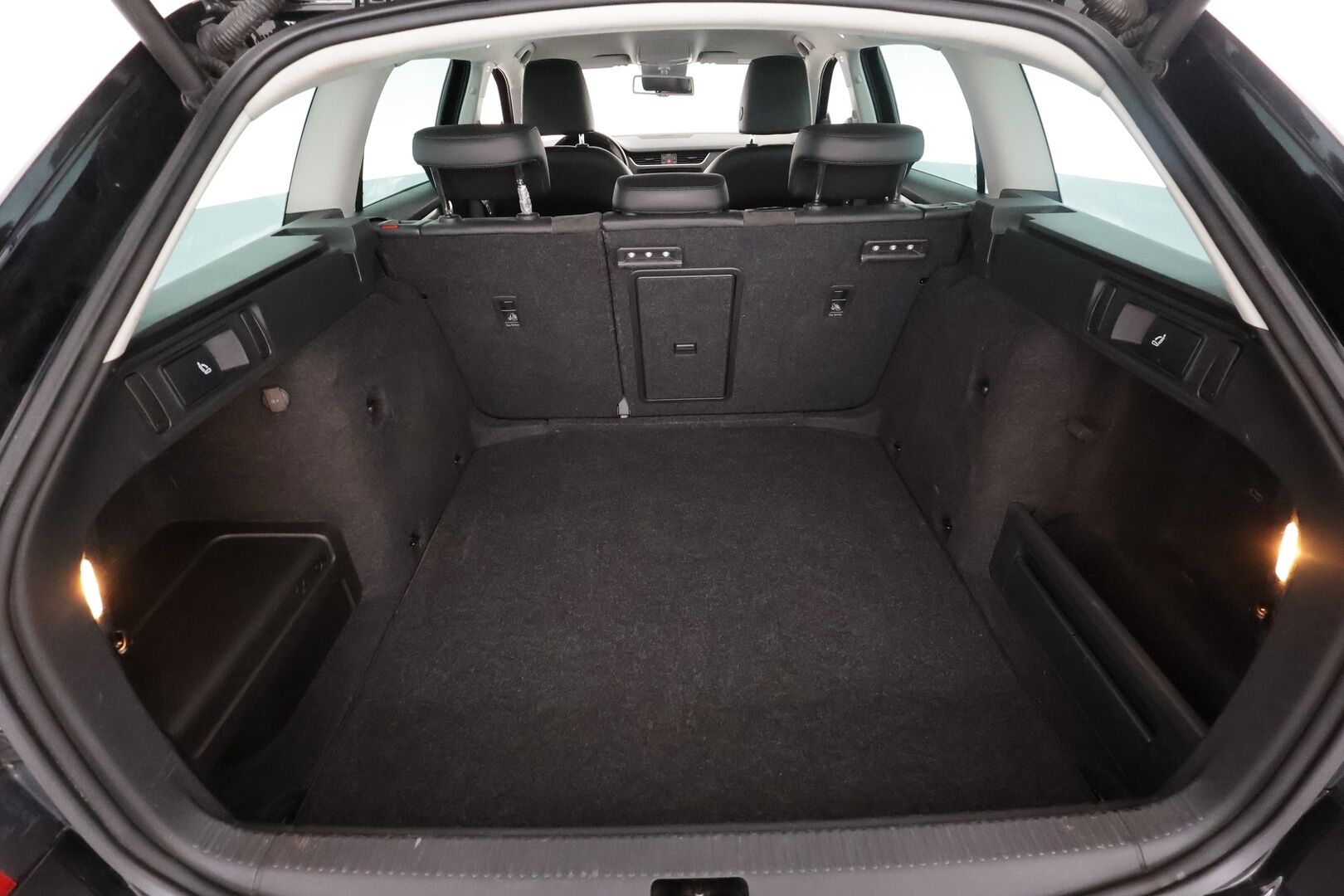 Skoda Octavia 2017 Combi 1,8 TSI 4x4 Scout DSG Autom. - | ACC | Webasto | Koukku | Xenon | Muistipenkki | Canton | P.Kamera | Puolinahat | Keyless | Apple&Android | Merkkihuollettu | Kahdet Renkaat |