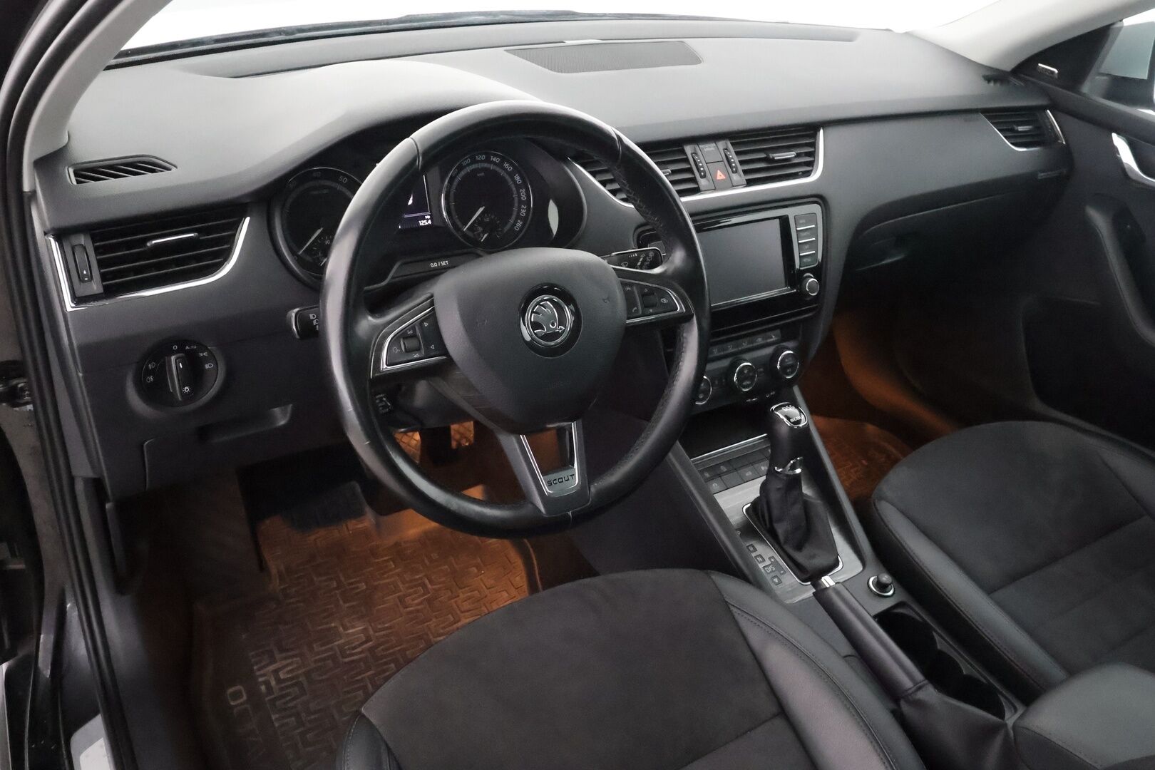 Skoda Octavia 2017 Combi 1,8 TSI 4x4 Scout DSG Autom. - | ACC | Webasto | Koukku | Xenon | Muistipenkki | Canton | P.Kamera | Puolinahat | Keyless | Apple&Android | Merkkihuollettu | Kahdet Renkaat |