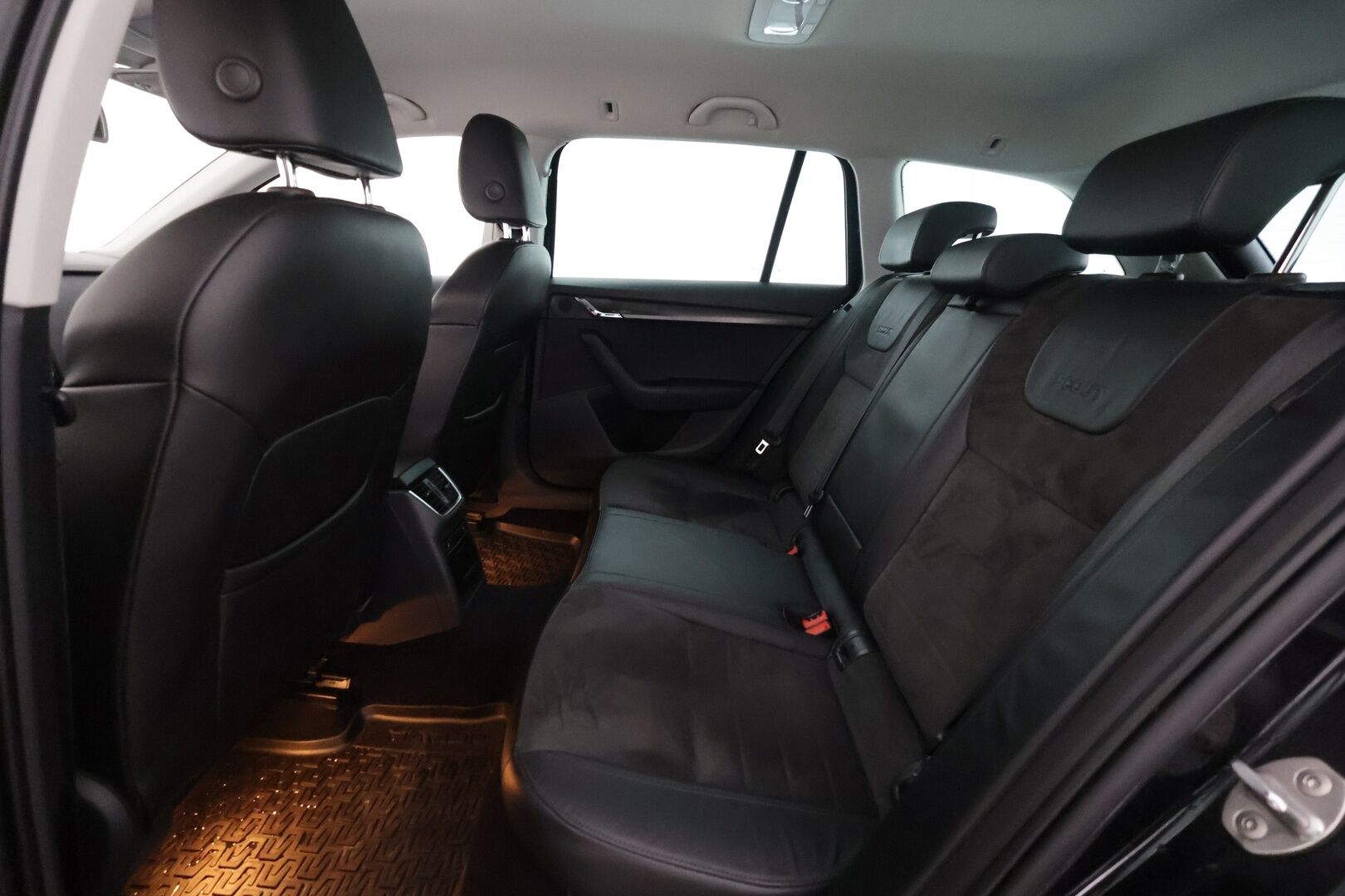 Skoda Octavia 2017 Combi 1,8 TSI 4x4 Scout DSG Autom. - | ACC | Webasto | Koukku | Xenon | Muistipenkki | Canton | P.Kamera | Puolinahat | Keyless | Apple&Android | Merkkihuollettu | Kahdet Renkaat |