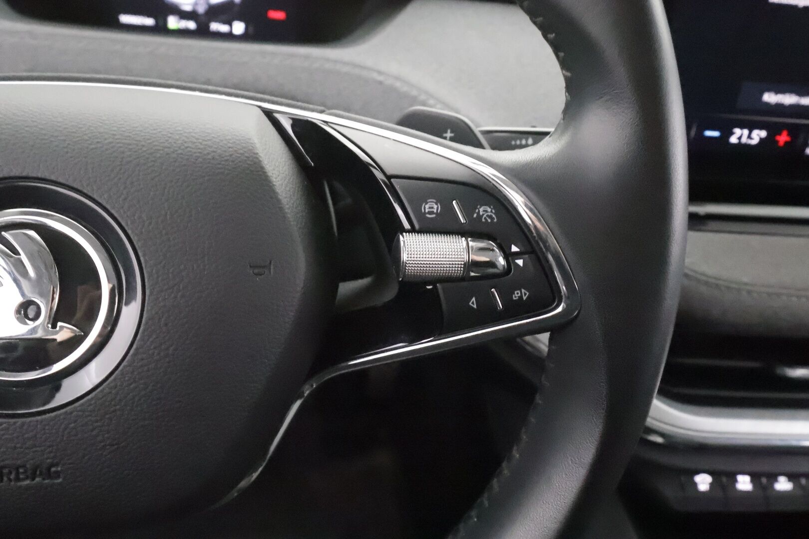 Skoda Enyaq 2023 80x 4x4 Style iV - | ACC | ILP | Koukku | Matrix-LED | Muistipenkki | Canton | P.Kamera | Puolinahat | Keyless | Apple&Android | 1.Om Suomi-auto | Kahdet Renkaat | Merkkihuollettu |