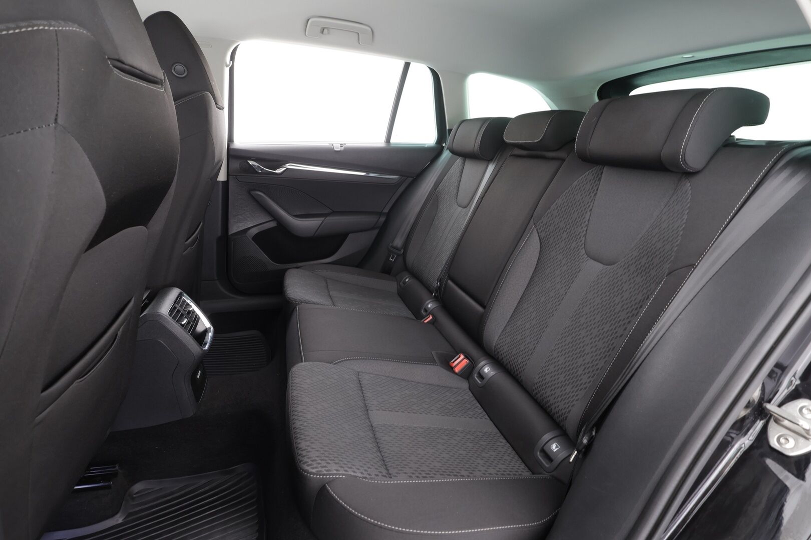 Skoda Octavia 2024 Combi 1.4 TSI PHEV Style iV DSG - Suomi auto | Kahdet renkaat | Sähkökontti | ACC | Webasto | Matrix-LED | P.Kamera | Keyless | Ambient | Navi | Digimittaristo 