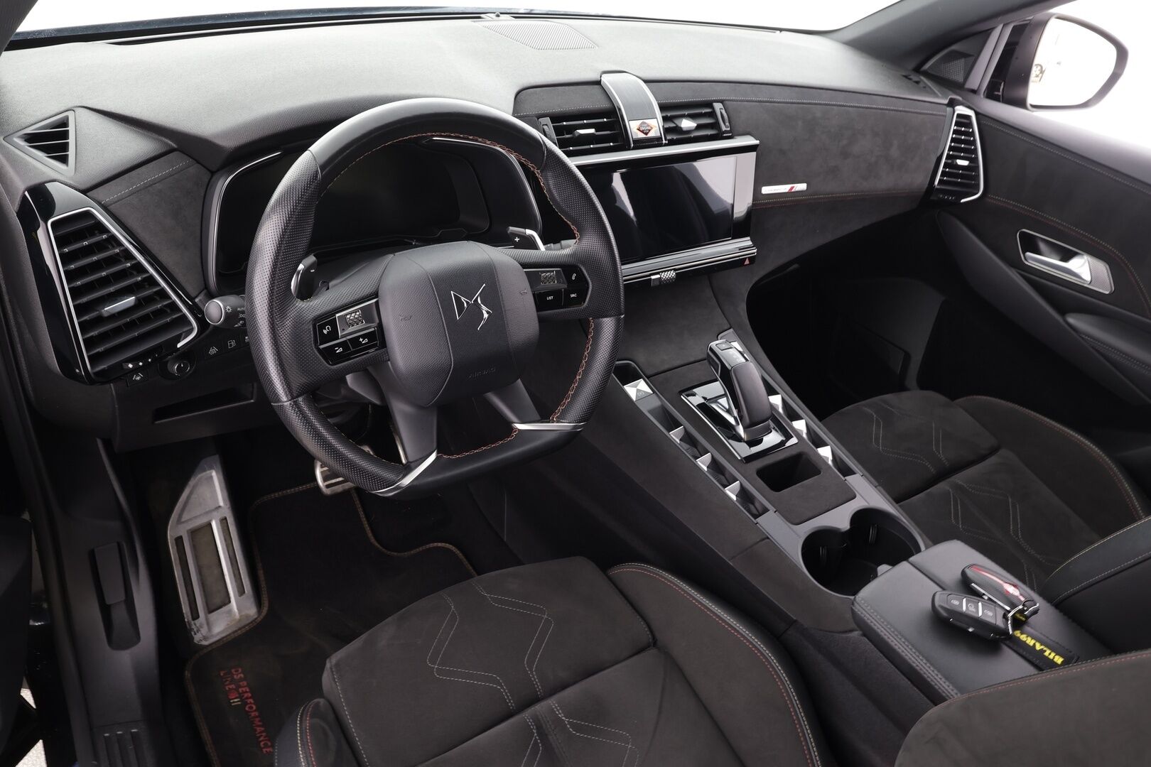 DS 7 Crossback 2022 E-Tense 300 * ACC / Muistipenkki / Koukku / Adapt.LED / P.kamera / Puolinahat / Navi / Digimittaristo * - Kahdet renkaat aluvanteilla / Merkkihuollettu