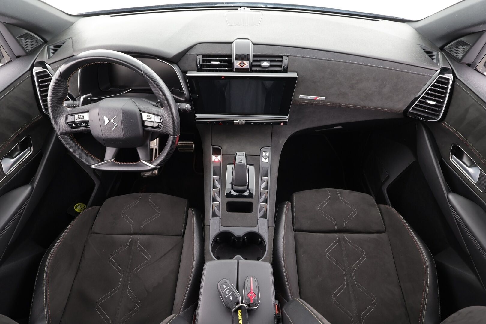 DS 7 Crossback 2022 E-Tense 300 * ACC / Muistipenkki / Koukku / Adapt.LED / P.kamera / Puolinahat / Navi / Digimittaristo * - Kahdet renkaat aluvanteilla / Merkkihuollettu