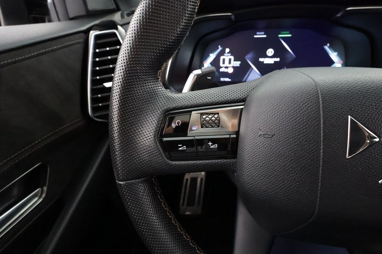 DS 7 Crossback 2022 E-Tense 300 * ACC / Muistipenkki / Koukku / Adapt.LED / P.kamera / Puolinahat / Navi / Digimittaristo * - Kahdet renkaat aluvanteilla / Merkkihuollettu