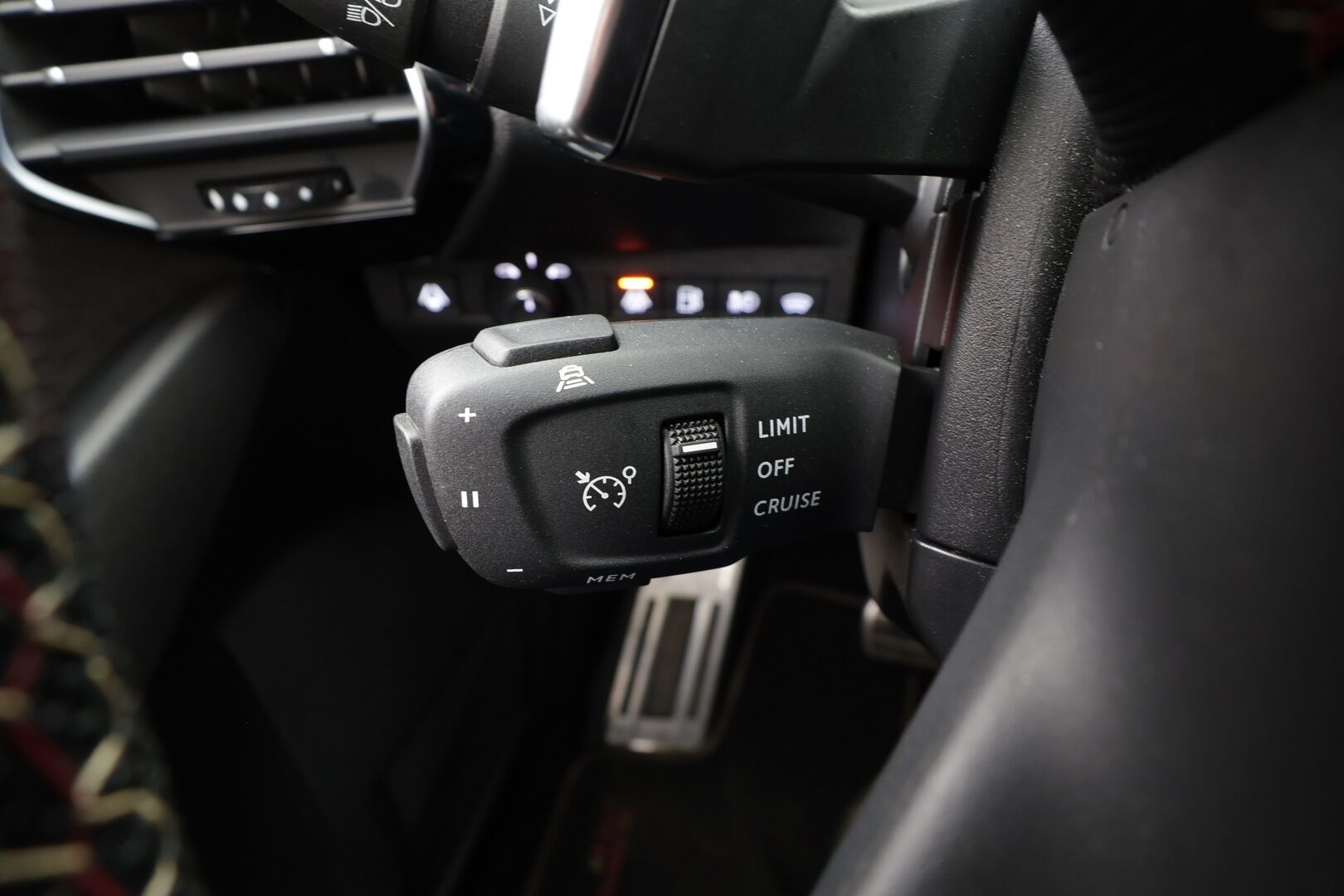 DS 7 Crossback 2022 E-Tense 300 * ACC / Muistipenkki / Koukku / Adapt.LED / P.kamera / Puolinahat / Navi / Digimittaristo * - Kahdet renkaat aluvanteilla / Merkkihuollettu