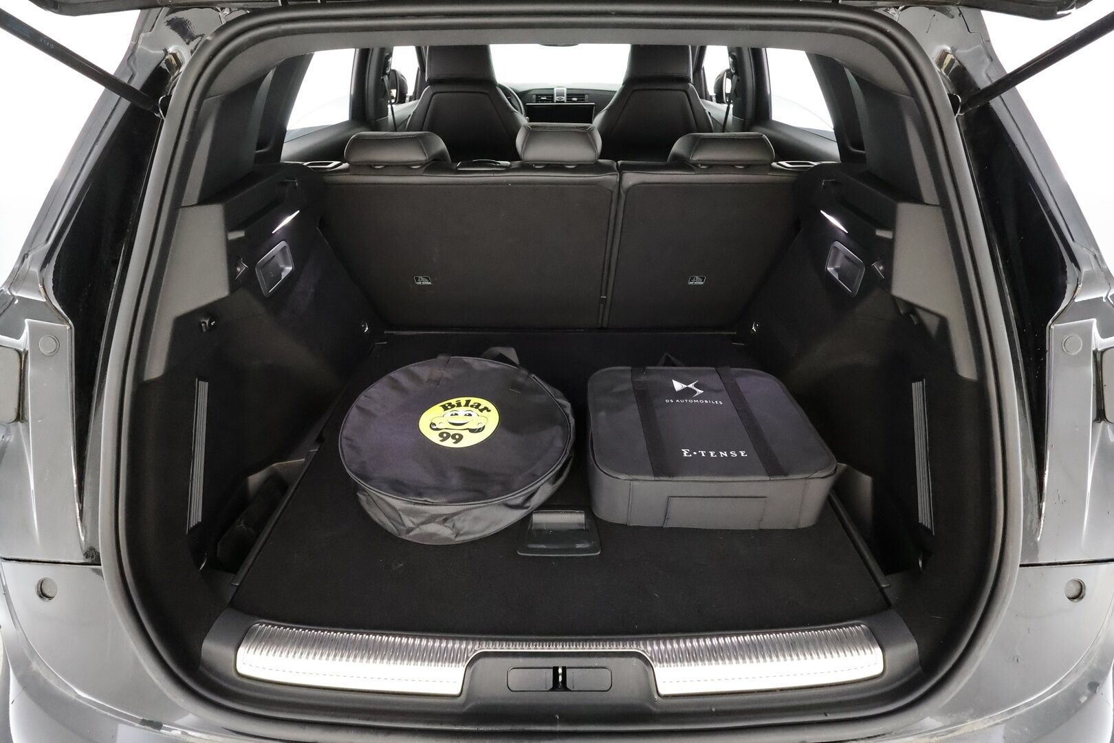 DS 7 Crossback 2022 E-Tense 300 * ACC / Muistipenkki / Koukku / Adapt.LED / P.kamera / Puolinahat / Navi / Digimittaristo * - Kahdet renkaat aluvanteilla / Merkkihuollettu