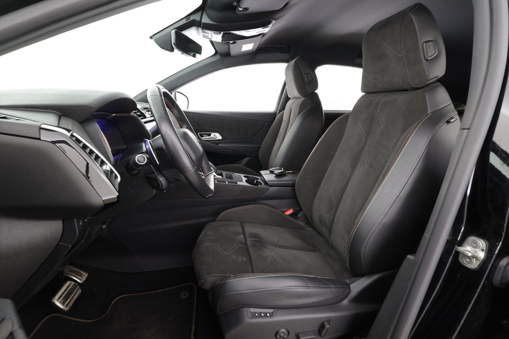 DS 7 Crossback 2022 E-Tense 300 * ACC / Muistipenkki / Koukku / Adapt.LED / P.kamera / Puolinahat / Navi / Digimittaristo * - Kahdet renkaat aluvanteilla / Merkkihuollettu