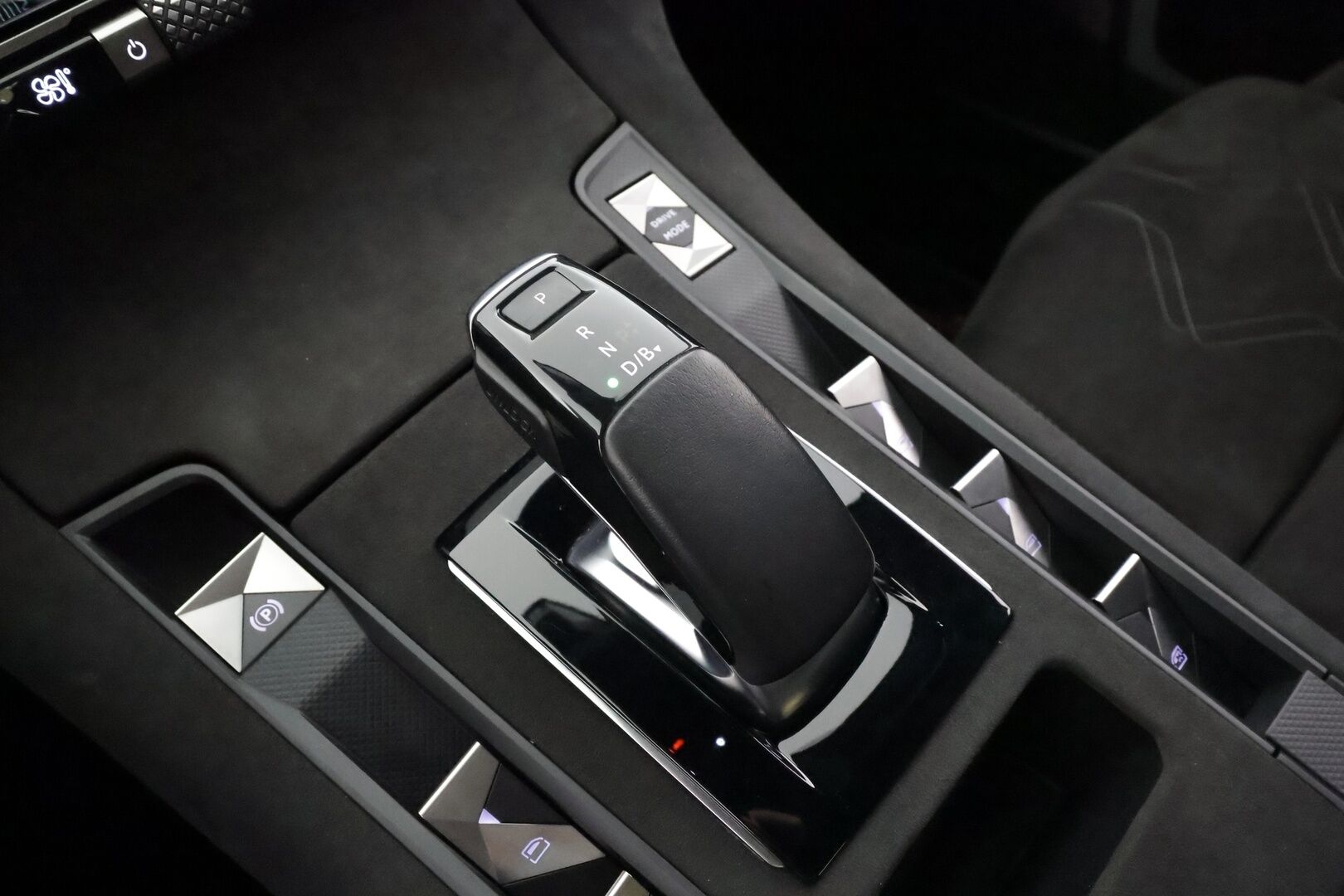 DS 7 Crossback 2022 E-Tense 300 * ACC / Muistipenkki / Koukku / Adapt.LED / P.kamera / Puolinahat / Navi / Digimittaristo * - Kahdet renkaat aluvanteilla / Merkkihuollettu