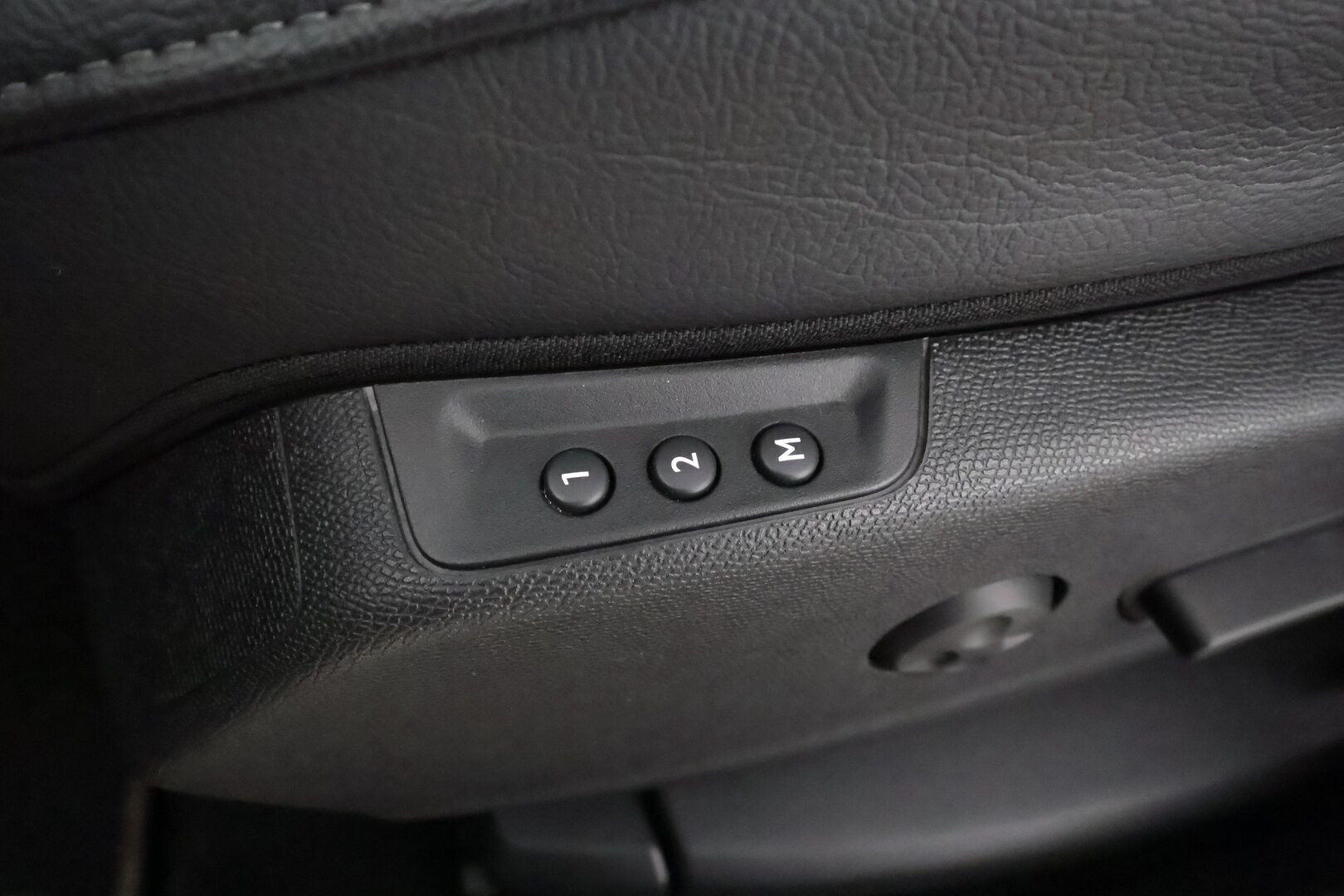 DS 7 Crossback 2022 E-Tense 300 * ACC / Muistipenkki / Koukku / Adapt.LED / P.kamera / Puolinahat / Navi / Digimittaristo * - Kahdet renkaat aluvanteilla / Merkkihuollettu - HULLUT AVAJAISHULINAT KORKOTARJOUS 3,29 %