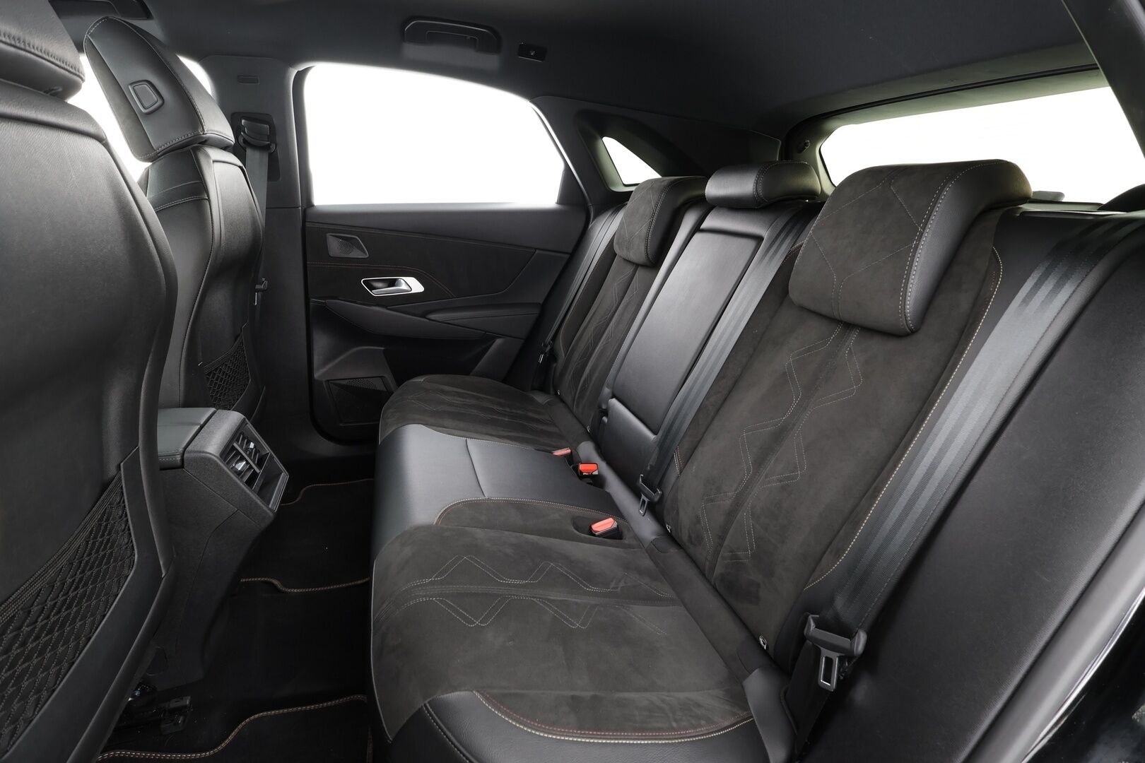 DS 7 Crossback 2022 E-Tense 300 * ACC / Muistipenkki / Koukku / Adapt.LED / P.kamera / Puolinahat / Navi / Digimittaristo * - Kahdet renkaat aluvanteilla / Merkkihuollettu - HULLUT AVAJAISHULINAT KORKOTARJOUS 3,29 %