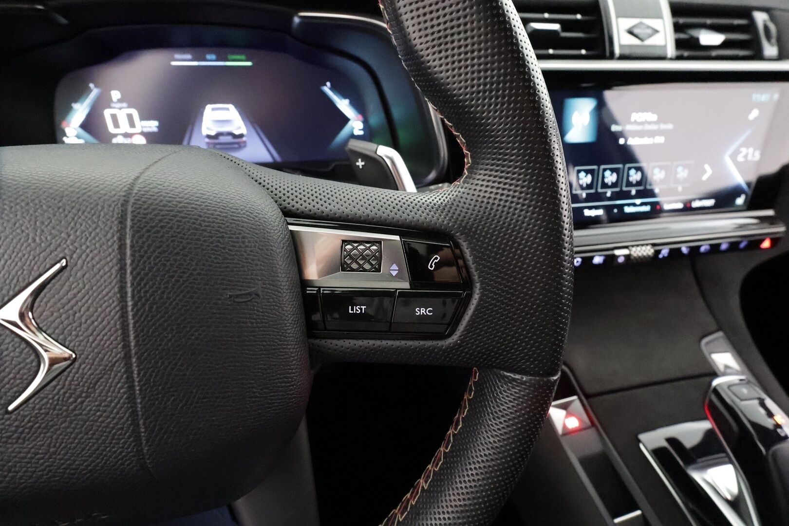 DS 7 Crossback 2022 E-Tense 300 * ACC / Muistipenkki / Koukku / Adapt.LED / P.kamera / Puolinahat / Navi / Digimittaristo * - Kahdet renkaat aluvanteilla / Merkkihuollettu