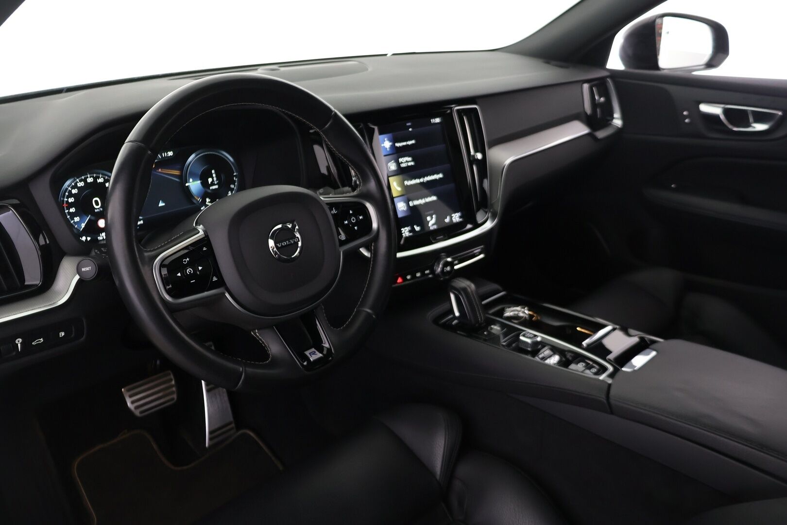 Volvo V60 2020 T8 TwE AWD R-Design aut * Panorama / ACC / Keyless / Koukku / Navi / Webasto* - Kahdet renkaat aluvanteilla / Pysäköinti avustin / AppleCarplay ja AndroidAuto / Isofix / tummennetut takalasit! - HULLUT AVAJAISHULINAT KORKOTARJOUS 3,29 %