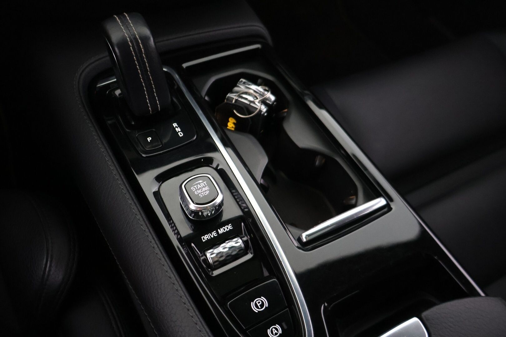 Volvo V60 2020 T8 TwE AWD R-Design aut * Panorama / ACC / Keyless / Koukku / Navi / Webasto* - Kahdet renkaat aluvanteilla / Pysäköinti avustin / AppleCarplay ja AndroidAuto / Isofix / tummennetut takalasit! - HULLUT AVAJAISHULINAT KORKOTARJOUS 3,29 %