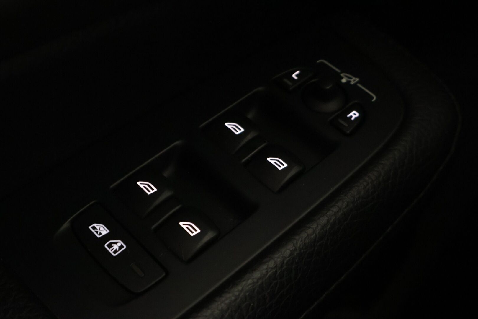 Volvo V60 2020 T8 TwE AWD R-Design aut * Panorama / ACC / Keyless / Koukku / Navi / Webasto* - Kahdet renkaat aluvanteilla / Pysäköinti avustin / AppleCarplay ja AndroidAuto / Isofix / tummennetut takalasit! - HULLUT AVAJAISHULINAT KORKOTARJOUS 3,29 %