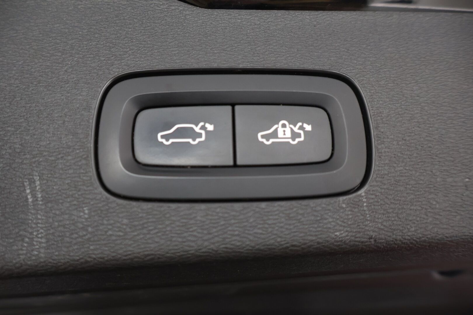 Volvo V60 2020 T8 TwE AWD R-Design aut * Panorama / ACC / Keyless / Koukku / Navi / Webasto* - Kahdet renkaat aluvanteilla / Pysäköinti avustin / AppleCarplay ja AndroidAuto / Isofix / tummennetut takalasit! - HULLUT AVAJAISHULINAT KORKOTARJOUS 3,29 %