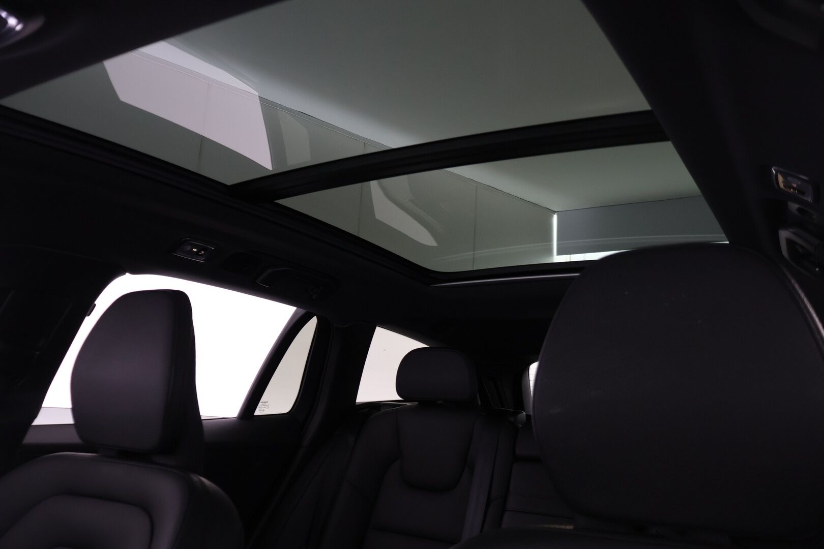 Volvo V60 2020 T8 TwE AWD R-Design aut * Panorama / ACC / Keyless / Koukku / Navi / Webasto* - Kahdet renkaat aluvanteilla / Pysäköinti avustin / AppleCarplay ja AndroidAuto / Isofix / tummennetut takalasit! - HULLUT AVAJAISHULINAT KORKOTARJOUS 3,29 %