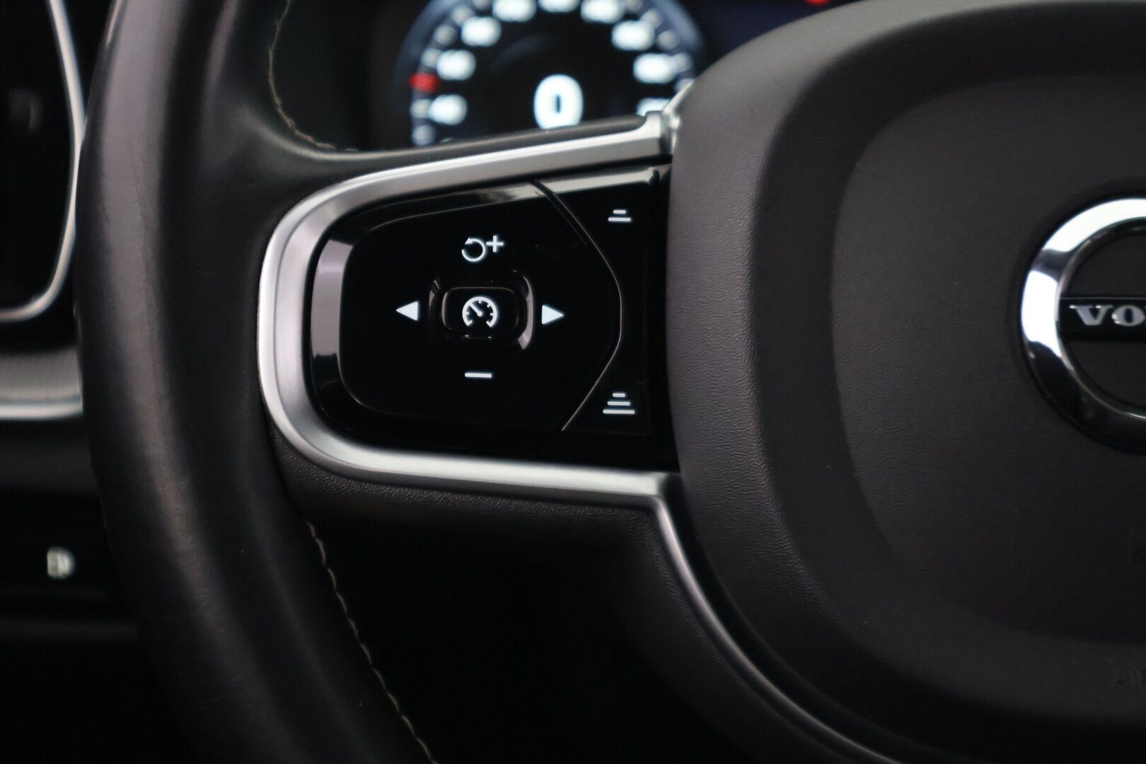 Volvo V60 2020 T8 TwE AWD R-Design aut * Panorama / ACC / Keyless / Koukku / Navi / Webasto* - Kahdet renkaat aluvanteilla / Pysäköinti avustin / AppleCarplay ja AndroidAuto / Isofix / tummennetut takalasit! - HULLUT AVAJAISHULINAT KORKOTARJOUS 3,29 %