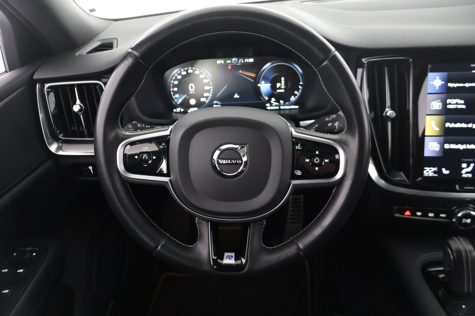 Volvo V60 2020 T8 TwE AWD R-Design aut * Panorama / ACC / Keyless / Koukku / Navi / Webasto* - Kahdet renkaat aluvanteilla / Pysäköinti avustin / AppleCarplay ja AndroidAuto / Isofix / tummennetut takalasit! - HULLUT AVAJAISHULINAT KORKOTARJOUS 3,29 %