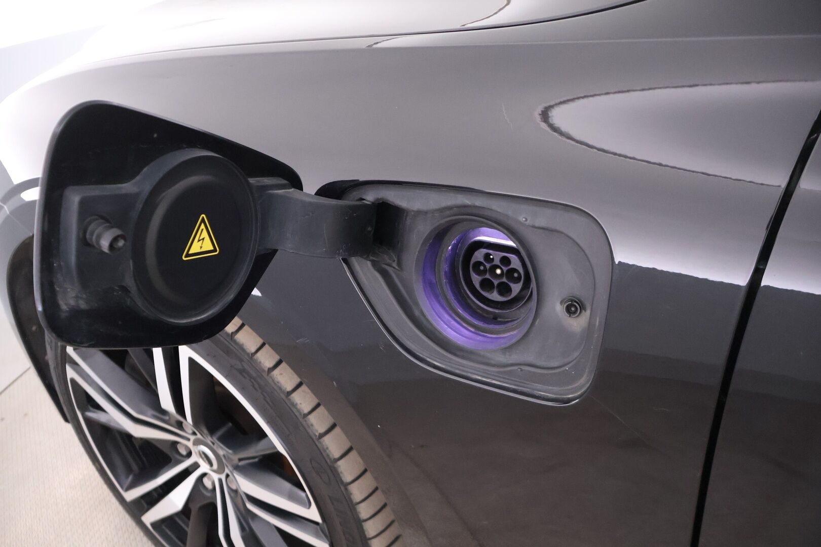 Volvo V60 2020 T8 TwE AWD R-Design aut * Panorama / ACC / Keyless / Koukku / Navi / Webasto* - Kahdet renkaat aluvanteilla / Pysäköinti avustin / AppleCarplay ja AndroidAuto / Isofix / tummennetut takalasit! - HULLUT AVAJAISHULINAT KORKOTARJOUS 3,29 %