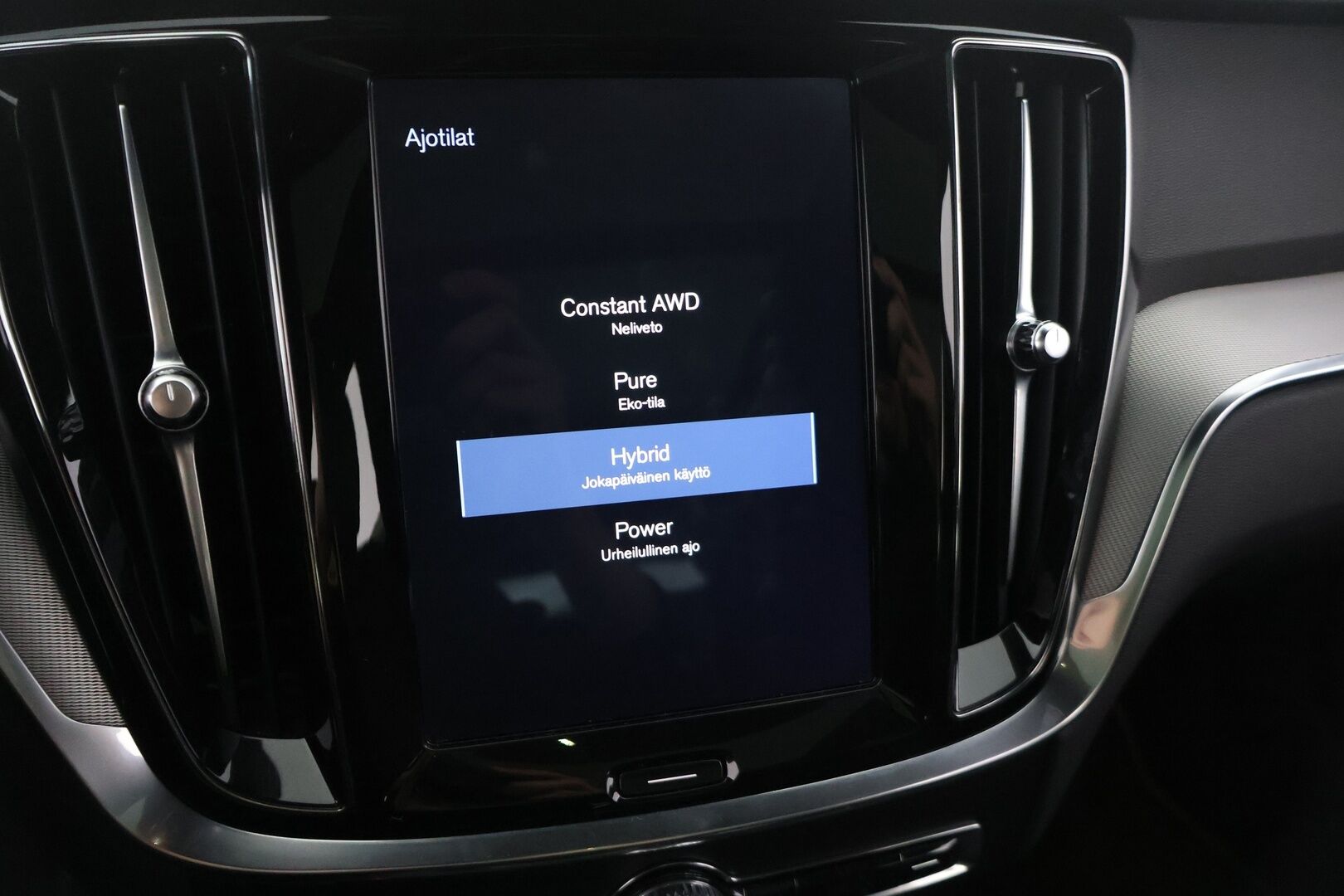 Volvo V60 2020 T8 TwE AWD R-Design aut * Panorama / ACC / Keyless / Koukku / Navi / Webasto* - Kahdet renkaat aluvanteilla / Pysäköinti avustin / AppleCarplay ja AndroidAuto / Isofix / tummennetut takalasit! - HULLUT AVAJAISHULINAT KORKOTARJOUS 3,29 %