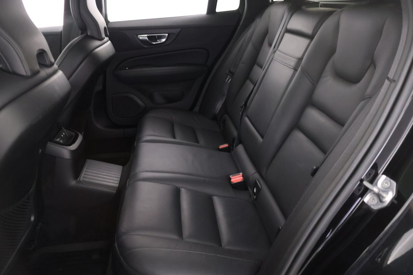 Volvo V60 2020 T8 TwE AWD R-Design aut * Panorama / ACC / Keyless / Koukku / Navi / Webasto* - Kahdet renkaat aluvanteilla / Pysäköinti avustin / AppleCarplay ja AndroidAuto / Isofix / tummennetut takalasit! - HULLUT AVAJAISHULINAT KORKOTARJOUS 3,29 %