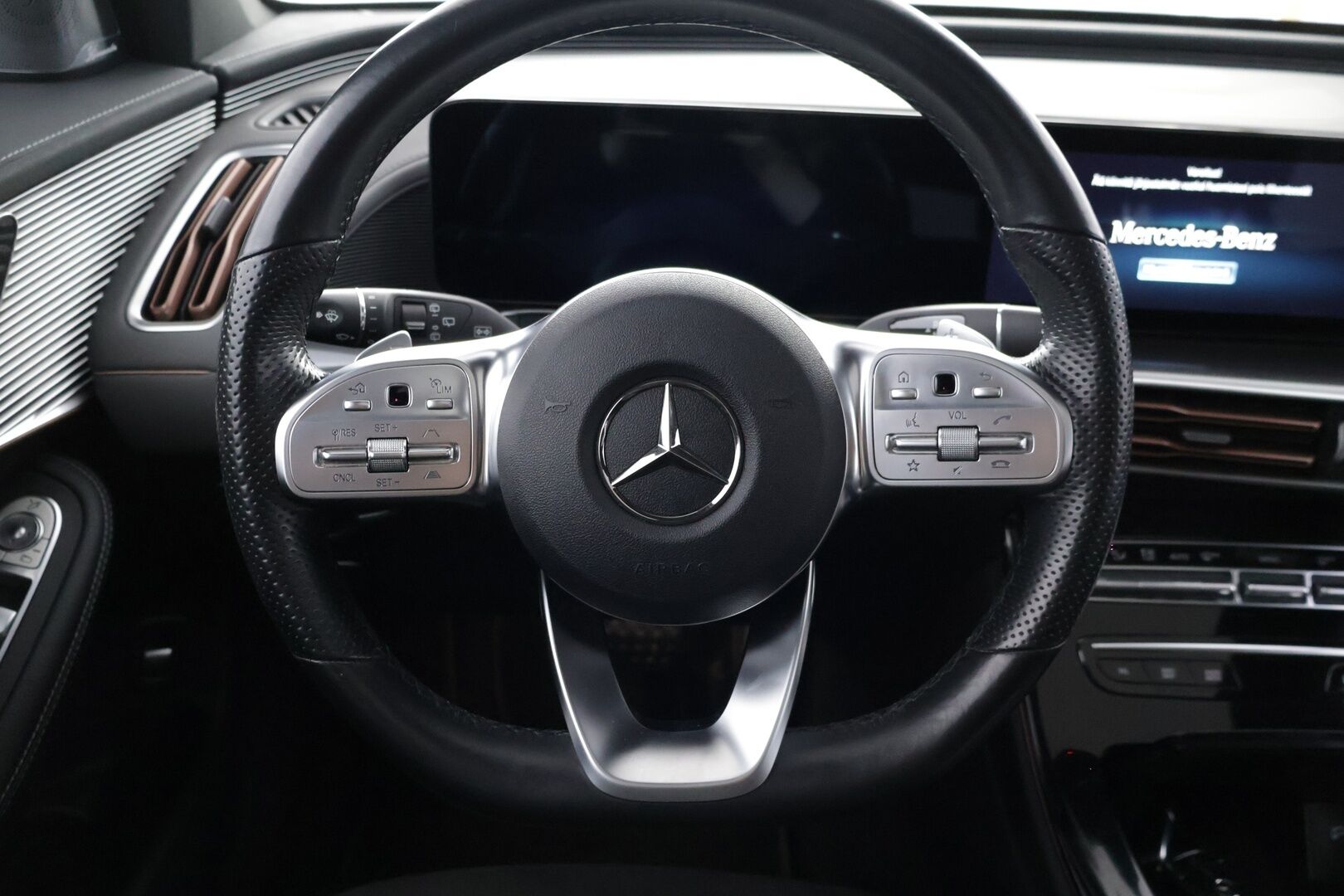 Mercedes-Benz EQC 2021 400 4MATIC Business AMG - | Distronic+ | Burmester | 360-kamera | Lasikatto | Multibeam-Led | Widescreen | BLIS | KeylessGo | | 2x Renkaat ja vanteet |
