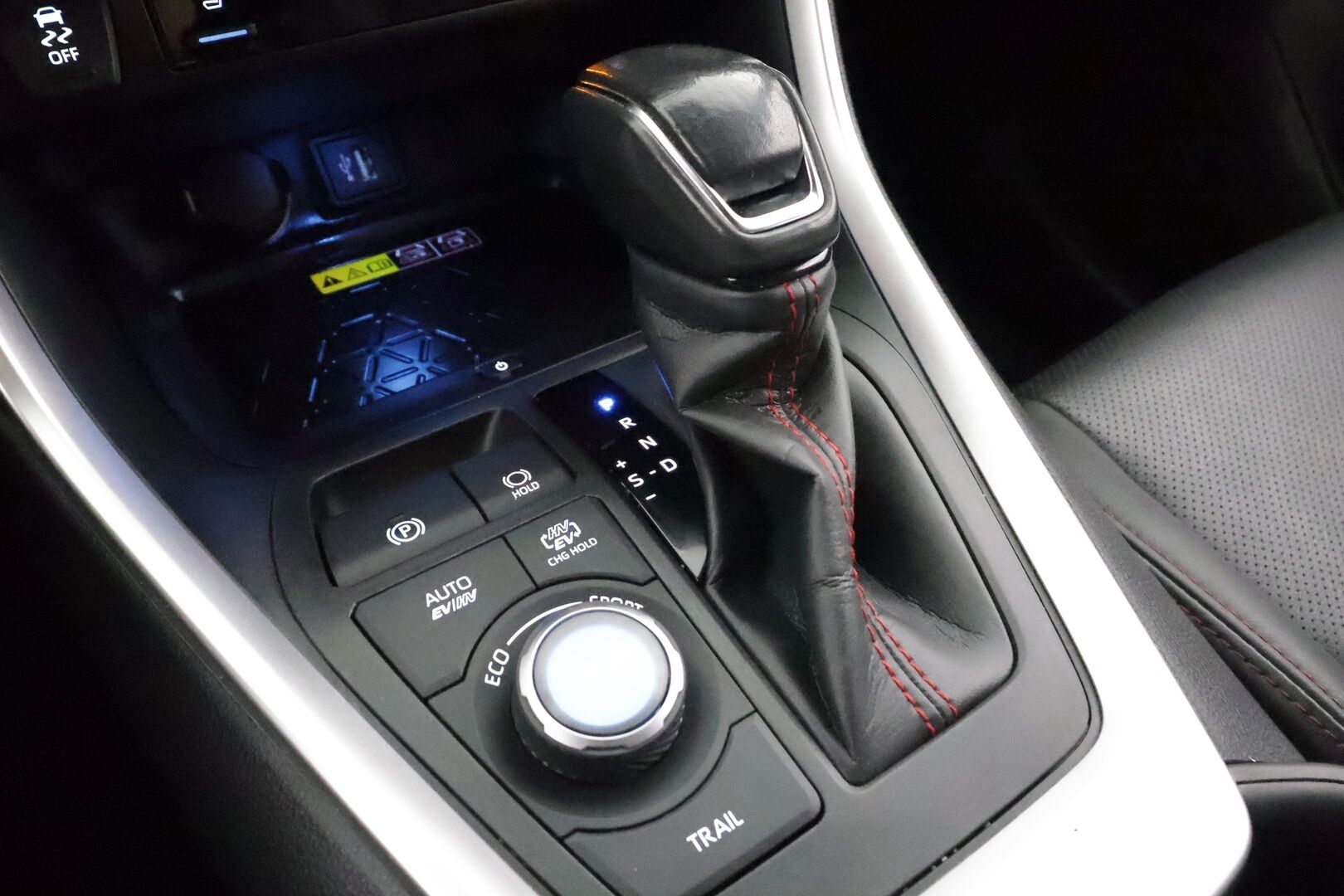 Toyota RAV4 Plug-in 2023 Hybrid 2,5 AWD-i Premium Edition * ACC / HUD / 360° / JBL / Ilmastoidut nahat / Facelift / Muistipenkki / Sähköluukku * - 1.Om Suomi-auto / Kahdet renkaat aluvanteilla / Merkkihuollettu