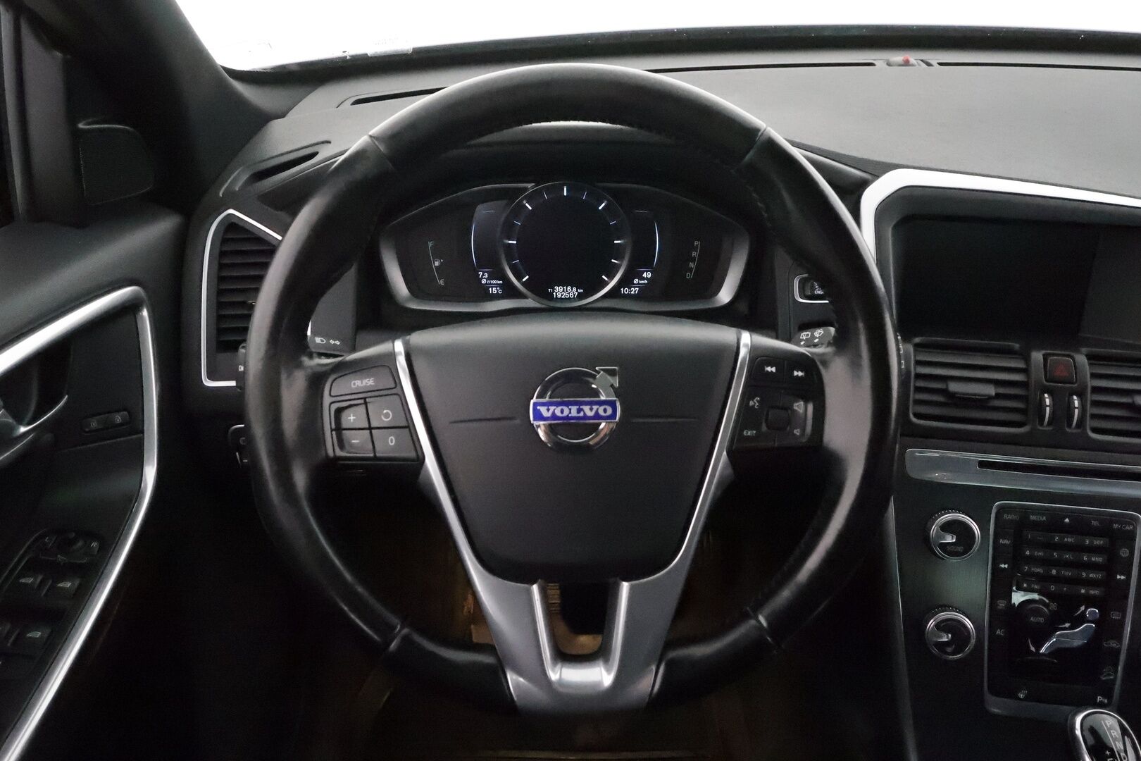Volvo XC60 2015 D4 AWD Momentum aut *Vakkari / Webasto / Panorama / KeylessGo / Puolinahat / Digimittaristo* - Kahdet renkaat aluvanteilla