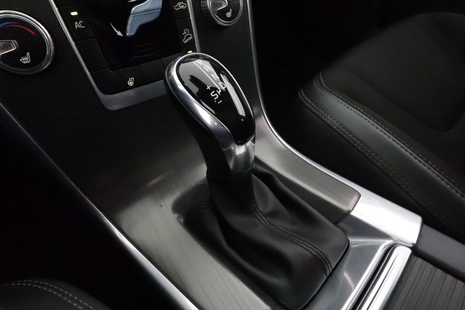 Volvo XC60 2015 D4 AWD Momentum aut *Vakkari / Webasto / Panorama / KeylessGo / Puolinahat / Digimittaristo* - Kahdet renkaat aluvanteilla