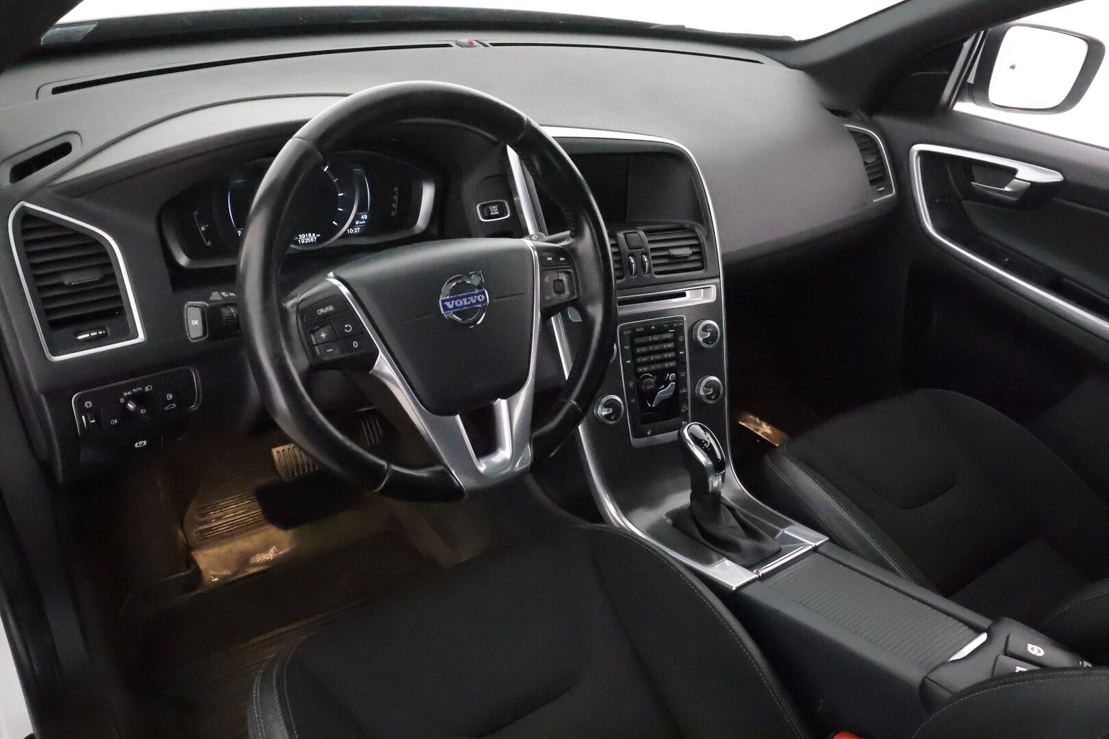 Volvo XC60 2015 D4 AWD Momentum aut *Vakkari / Webasto / Panorama / KeylessGo / Puolinahat / Digimittaristo* - Kahdet renkaat aluvanteilla