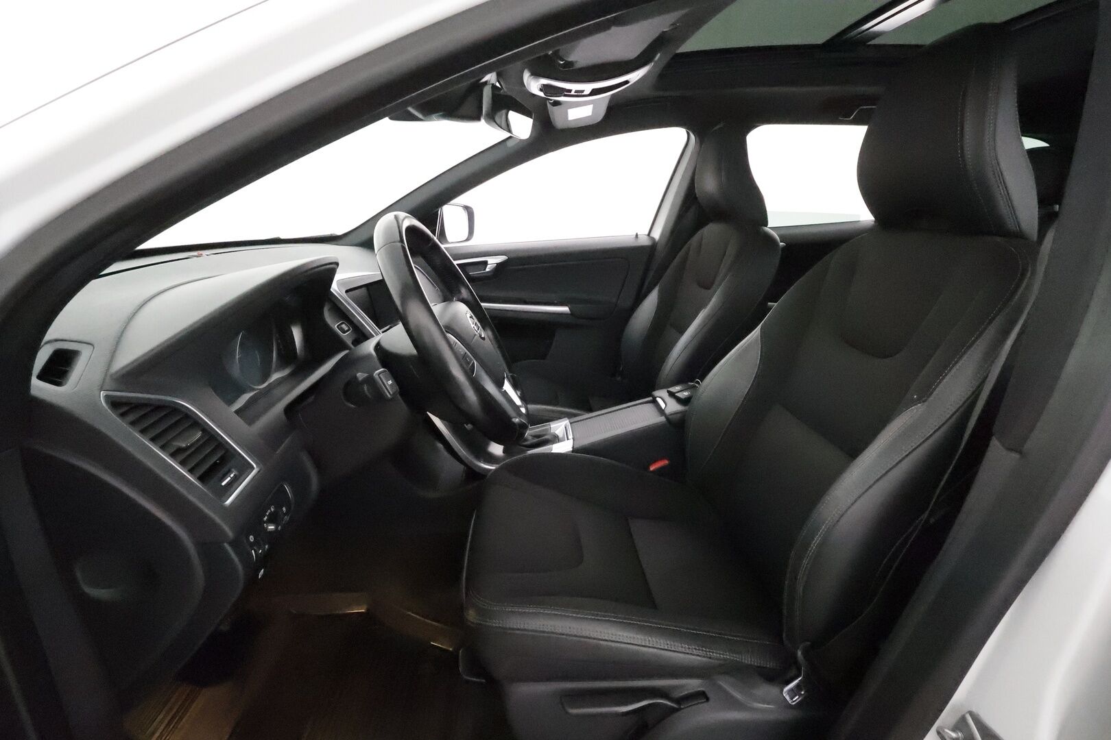 Volvo XC60 2015 D4 AWD Momentum aut *Vakkari / Webasto / Panorama / KeylessGo / Puolinahat / Digimittaristo* - Kahdet renkaat aluvanteilla