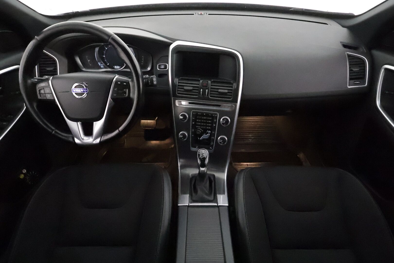 Volvo XC60 2015 D4 AWD Momentum aut *Vakkari / Webasto / Panorama / KeylessGo / Puolinahat / Digimittaristo* - Kahdet renkaat aluvanteilla