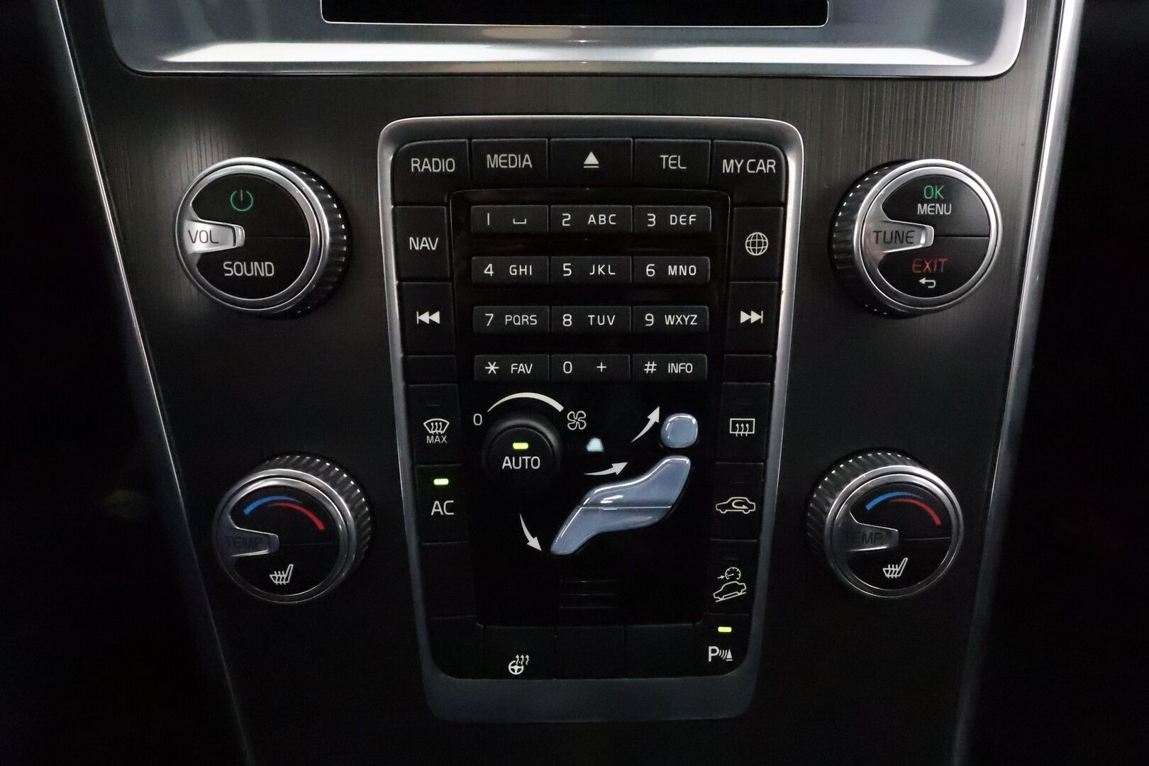 Volvo XC60 2015 D4 AWD Momentum aut *Vakkari / Webasto / Panorama / KeylessGo / Puolinahat / Digimittaristo* - Kahdet renkaat aluvanteilla