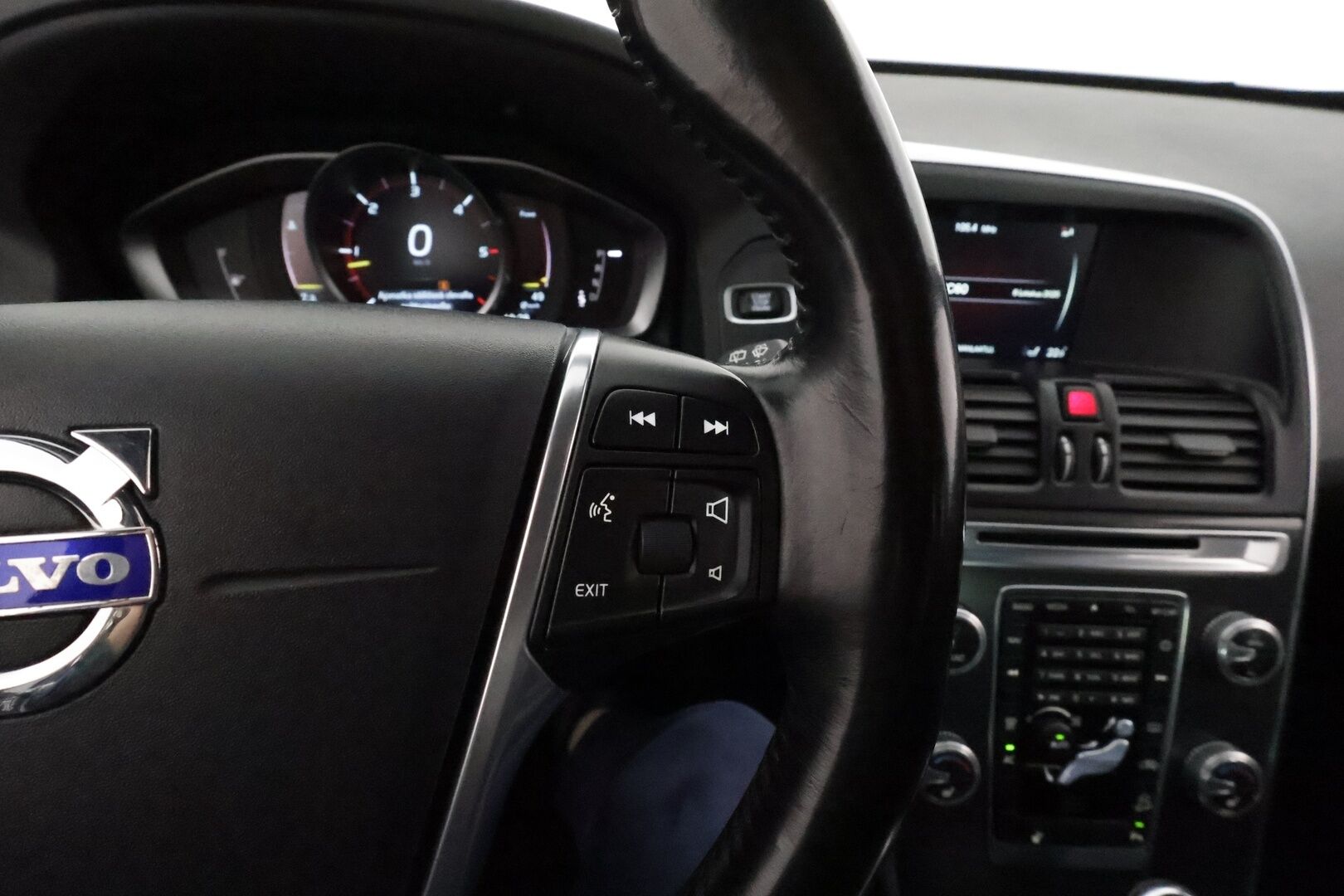 Volvo XC60 2015 D4 AWD Momentum aut *Vakkari / Webasto / Panorama / KeylessGo / Puolinahat / Digimittaristo* - Kahdet renkaat aluvanteilla