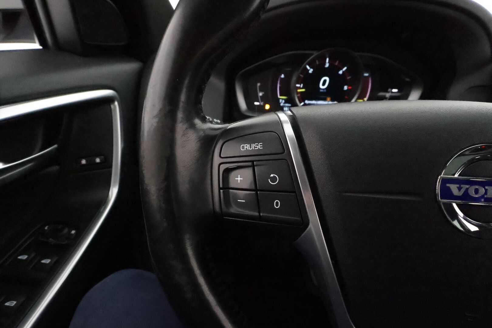 Volvo XC60 2015 D4 AWD Momentum aut *Vakkari / Webasto / Panorama / KeylessGo / Puolinahat / Digimittaristo* - Kahdet renkaat aluvanteilla