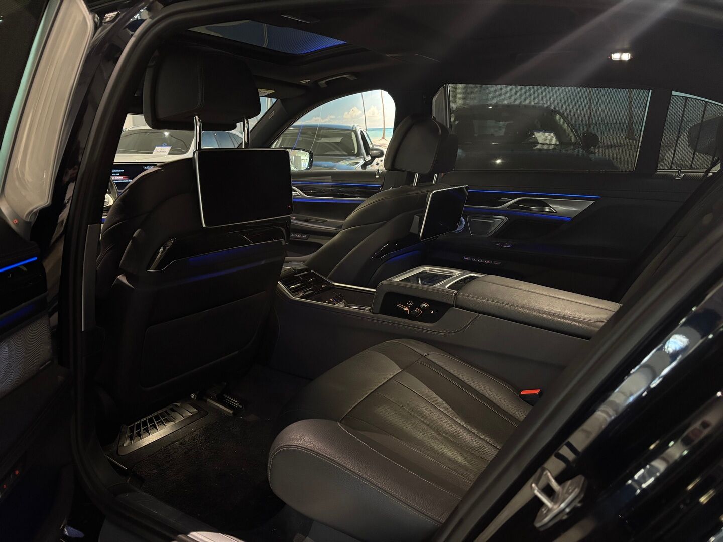 BMW 740 2017 G12 Sedan 740Le A xDrive Business Exclusive M Sport  *ACC / B&W / Laser Light / HUD / Panorama / 360 / Hieronta* - Carbon Core Korisarja / Ambient Air / Comfort nahat ilmastoinnilla, muistilla sekä hieronnalla / Keyless GO / Sähköluukku / Näytöt takana / Soft close