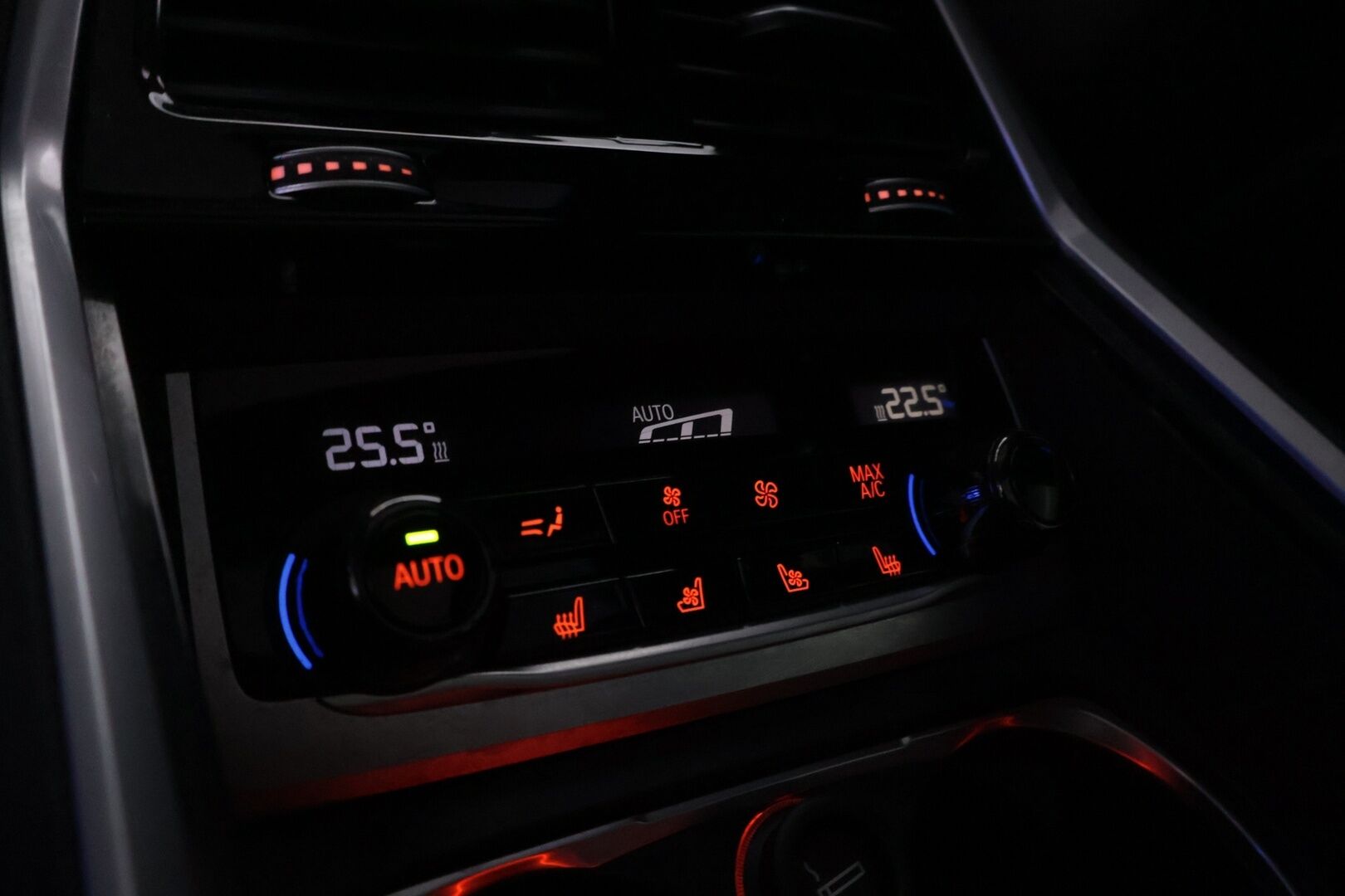 BMW 740 2017 G12 Sedan 740Le A xDrive Business Exclusive M Sport  *ACC / B&W / Laser Light / HUD / Panorama / 360 / Hieronta* - Carbon Core Korisarja / Ambient Air / Comfort nahat ilmastoinnilla, muistilla sekä hieronnalla / Keyless GO / Sähköluukku / Näytöt takana / Soft close - HULLUT AVAJAISHULINAT KORKOTARJOUS 3,29 %