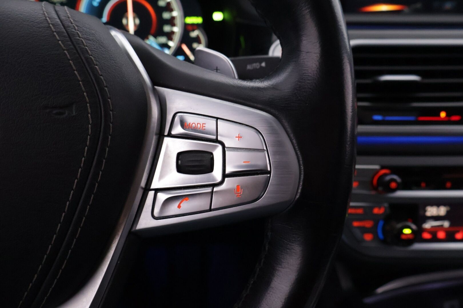 BMW 740 2017 G12 Sedan 740Le A xDrive Business Exclusive M Sport  *ACC / B&W / Laser Light / HUD / Panorama / 360 / Hieronta* - Carbon Core Korisarja / Ambient Air / Comfort nahat ilmastoinnilla, muistilla sekä hieronnalla / Keyless GO / Sähköluukku / Näytöt takana / Soft close - HULLUT AVAJAISHULINAT KORKOTARJOUS 3,29 %