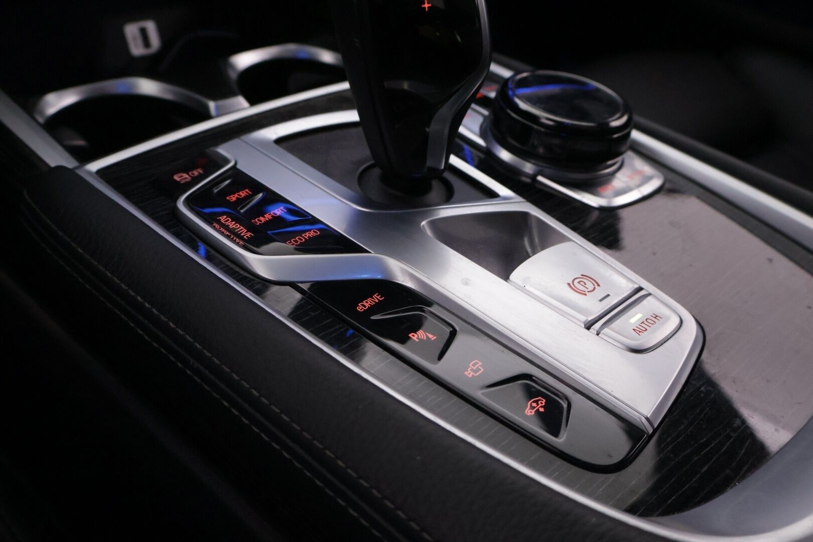 BMW 740 2017 G12 Sedan 740Le A xDrive Business Exclusive M Sport  *ACC / B&W / Laser Light / HUD / Panorama / 360 / Hieronta* - Carbon Core Korisarja / Ambient Air / Comfort nahat ilmastoinnilla, muistilla sekä hieronnalla / Keyless GO / Sähköluukku / Näytöt takana / Soft close - HULLUT AVAJAISHULINAT KORKOTARJOUS 3,29 %